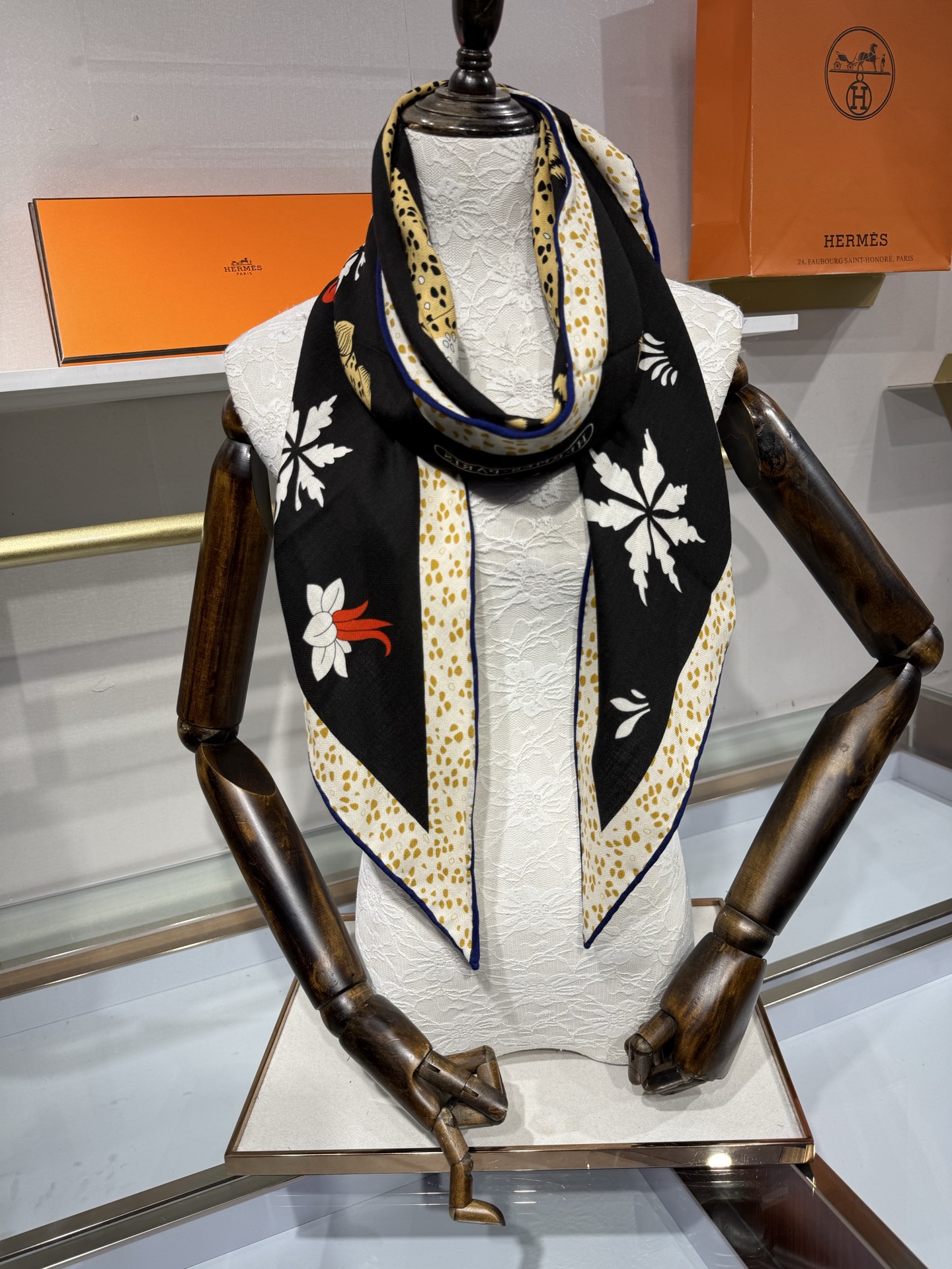 🆕 💟HERMES/2026❤️New三角形尺寸，非常好搭配衣服，手工卷边,70%羊绒+30%真丝材质混纺面料柔软细腻，