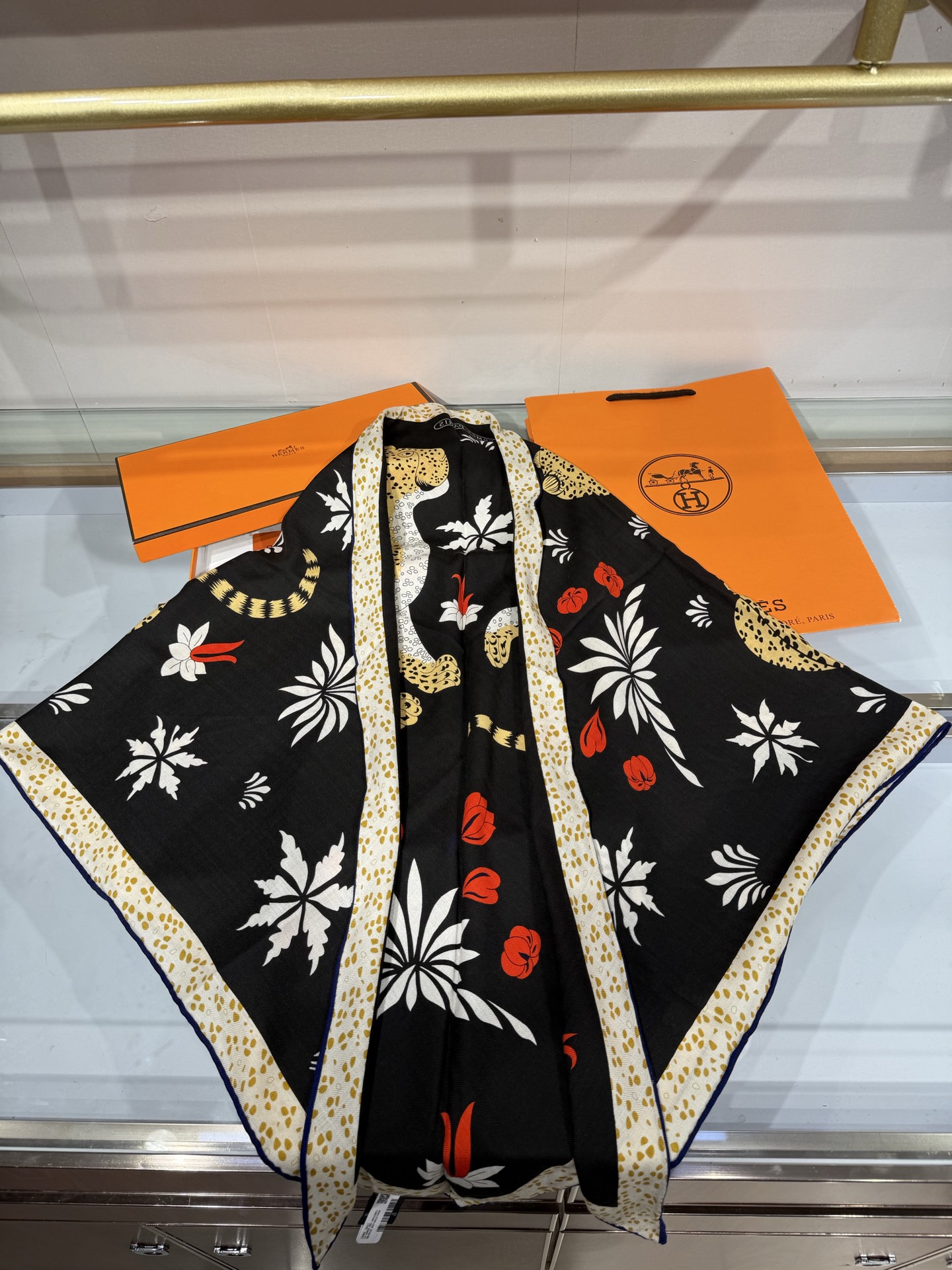 🆕 💟HERMES/2026❤️New三角形尺寸，非常好搭配衣服，手工卷边,70%羊绒+30%真丝材质混纺面料柔软细腻，