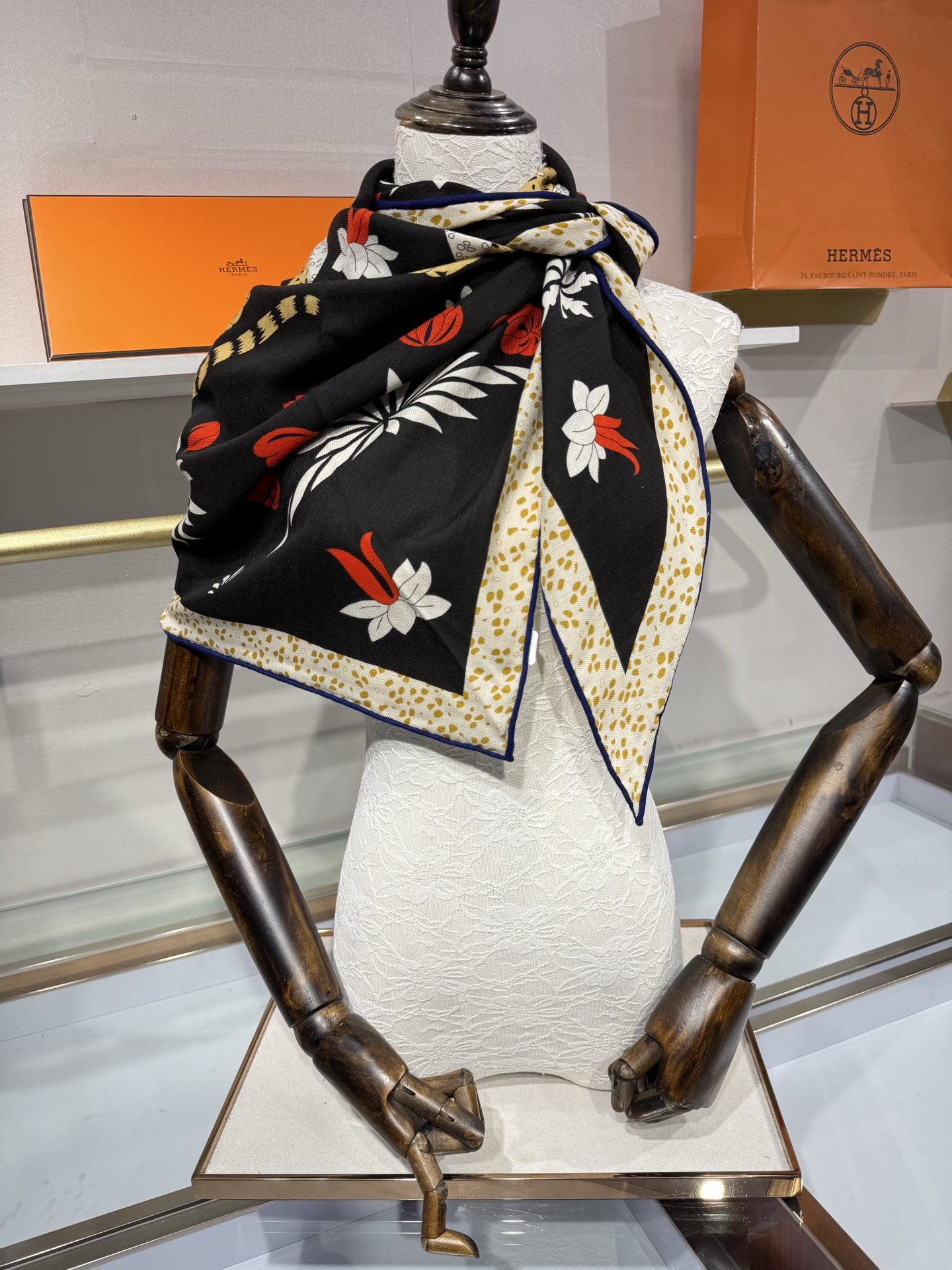 🆕 💟HERMES/2026❤️New三角形尺寸，非常好搭配衣服，手工卷边,70%羊绒+30%真丝材质混纺面料柔软细腻，