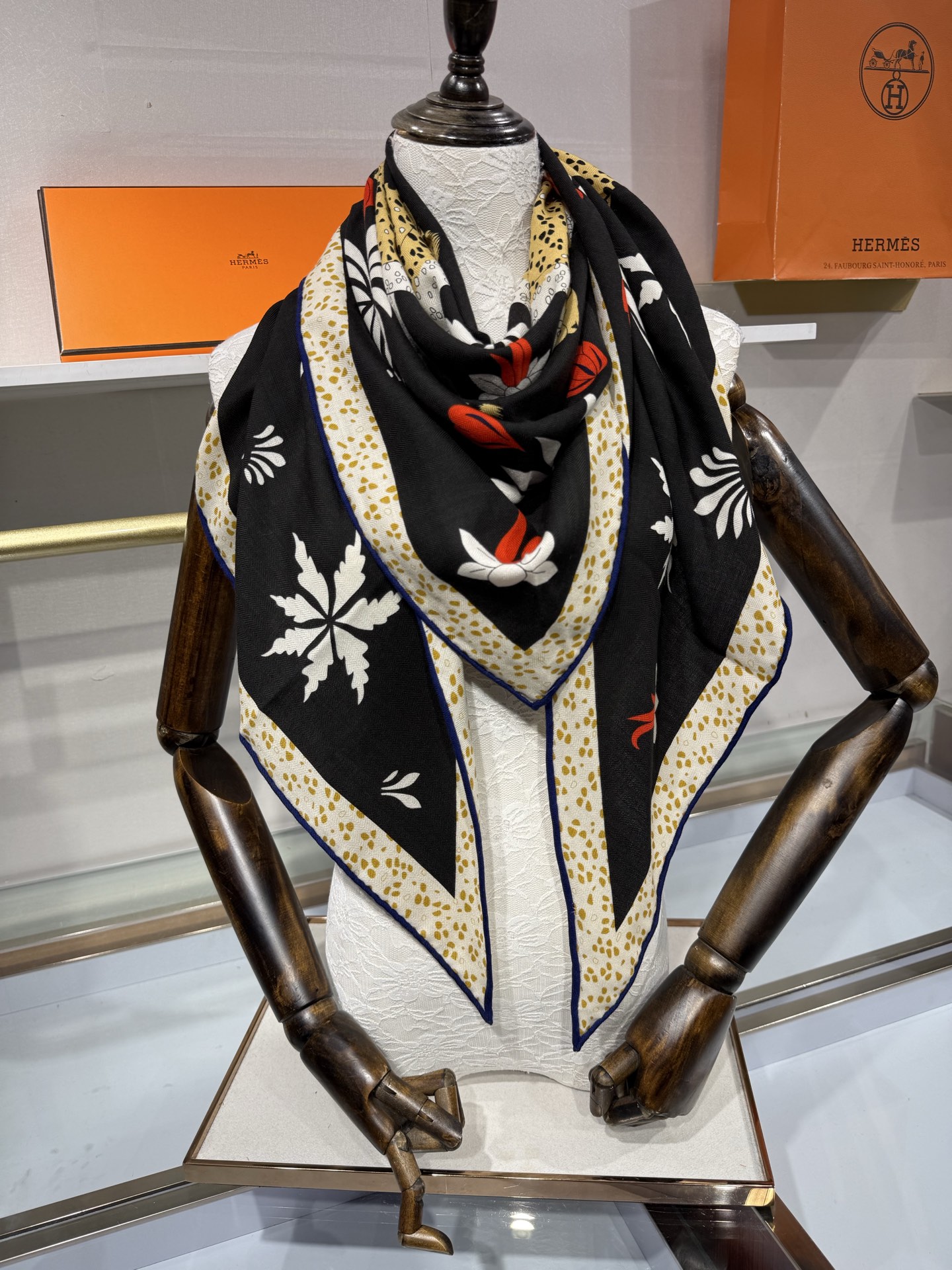 🆕 💟HERMES/2026❤️New三角形尺寸，非常好搭配衣服，手工卷边,70%羊绒+30%真丝材质混纺面料柔软细腻，
