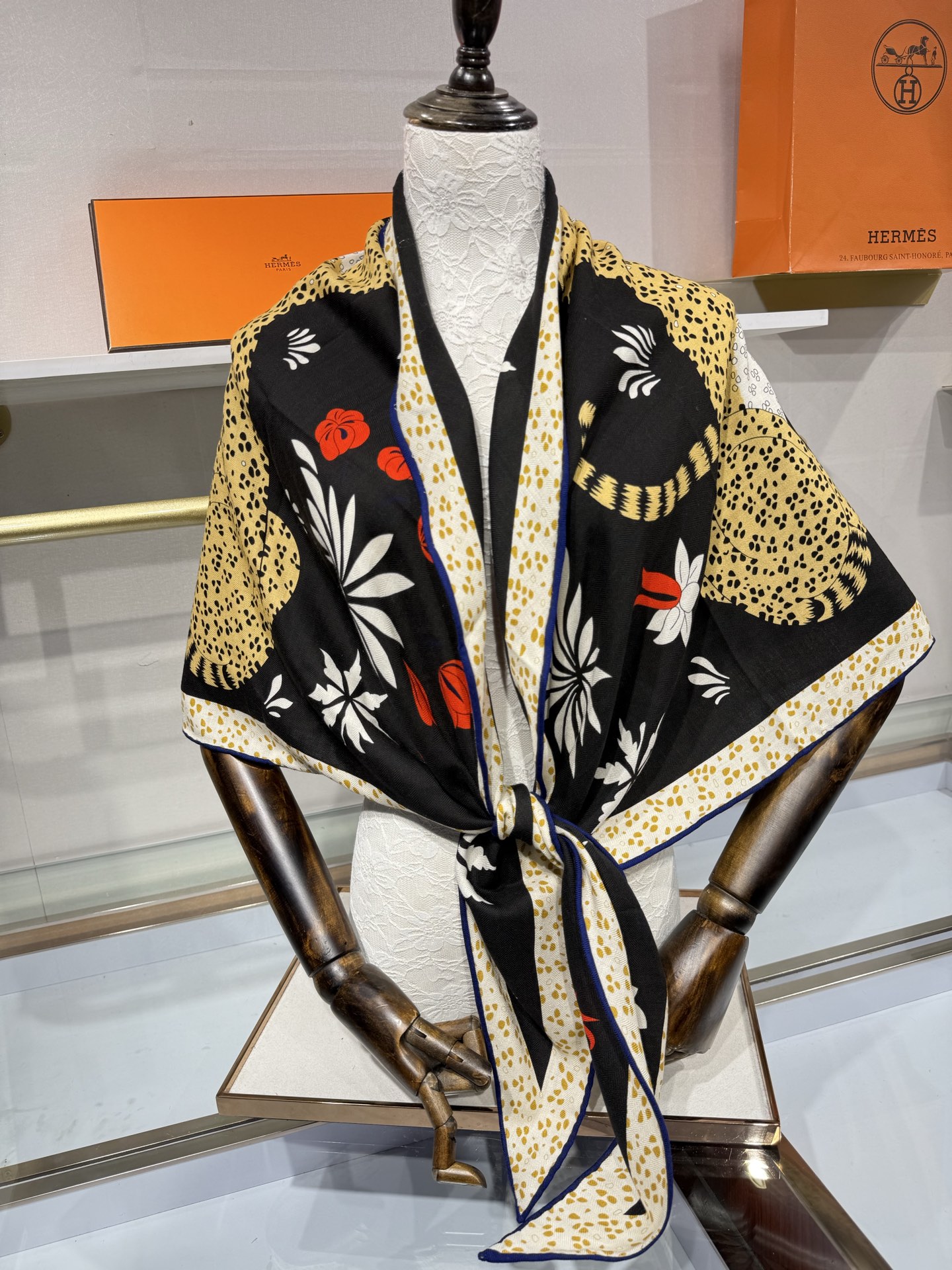 🆕 💟HERMES/2026❤️New三角形尺寸，非常好搭配衣服，手工卷边,70%羊绒+30%真丝材质混纺面料柔软细腻，