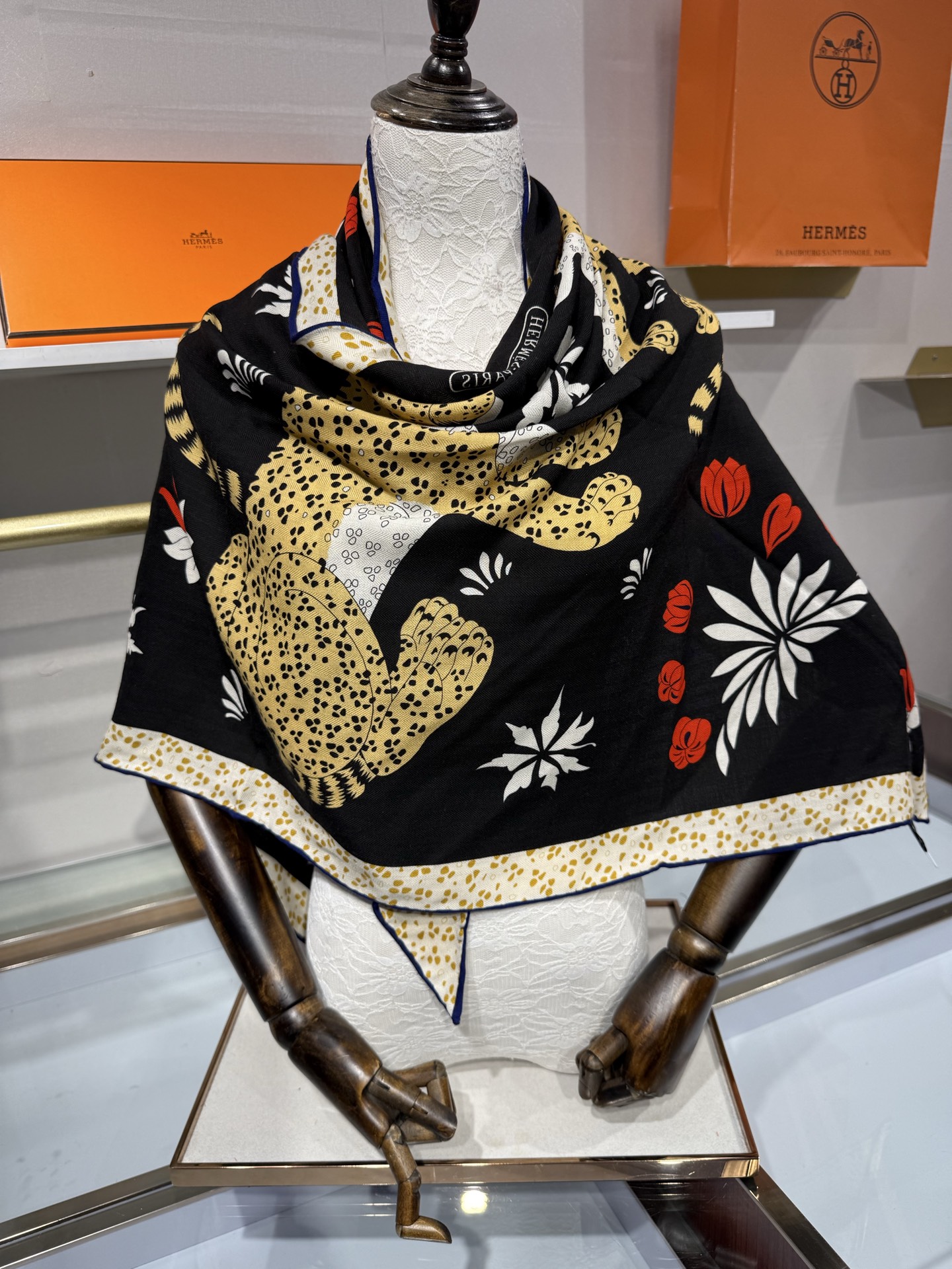 🆕 💟HERMES/2026❤️New三角形尺寸，非常好搭配衣服，手工卷边,70%羊绒+30%真丝材质混纺面料柔软细腻，