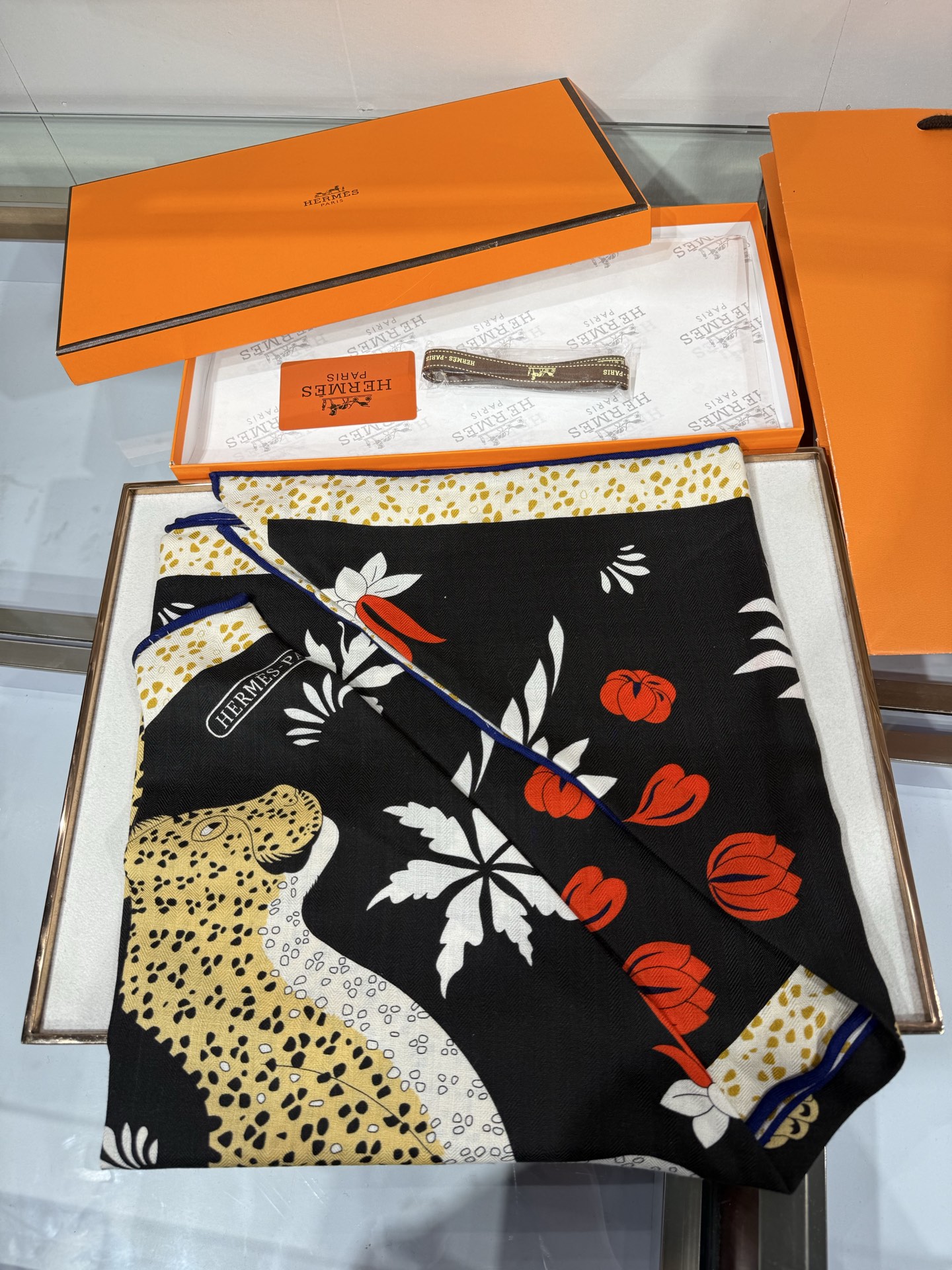 🆕 💟HERMES/2026❤️New三角形尺寸，非常好搭配衣服，手工卷边,70%羊绒+30%真丝材质混纺面料柔软细腻，