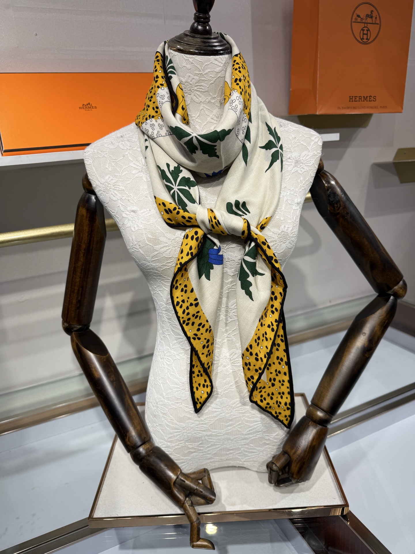 🆕 💟HERMES/2026❤️New三角形尺寸，非常好搭配衣服，手工卷边,70%羊绒+30%真丝材质混纺面料柔软细腻，
