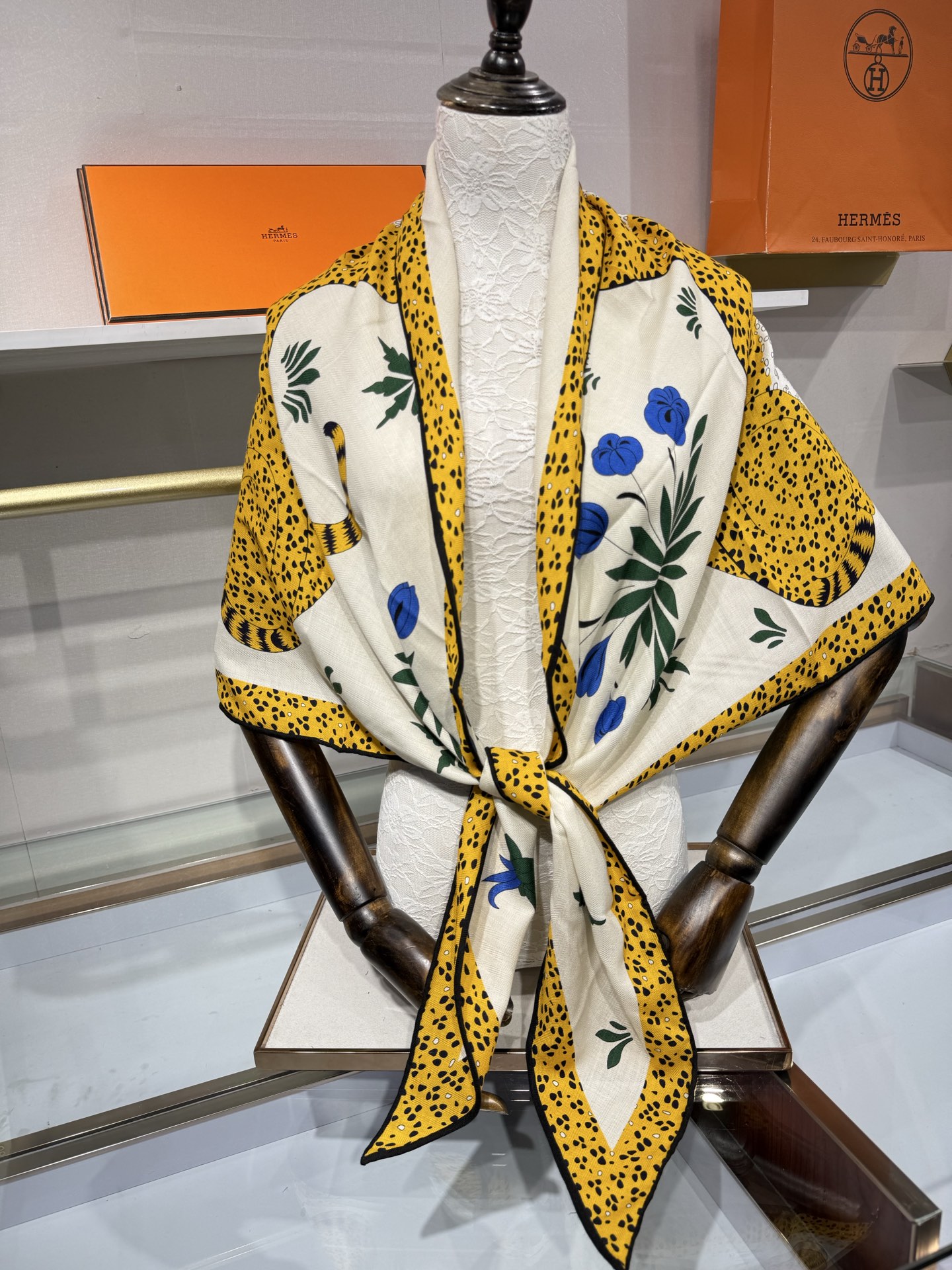 🆕 💟HERMES/2026❤️New三角形尺寸，非常好搭配衣服，手工卷边,70%羊绒+30%真丝材质混纺面料柔软细腻，