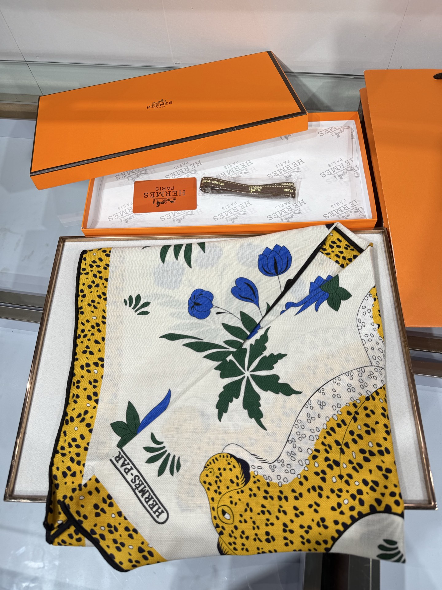 🆕 💟HERMES/2026❤️New三角形尺寸，非常好搭配衣服，手工卷边,70%羊绒+30%真丝材质混纺面料柔软细腻，