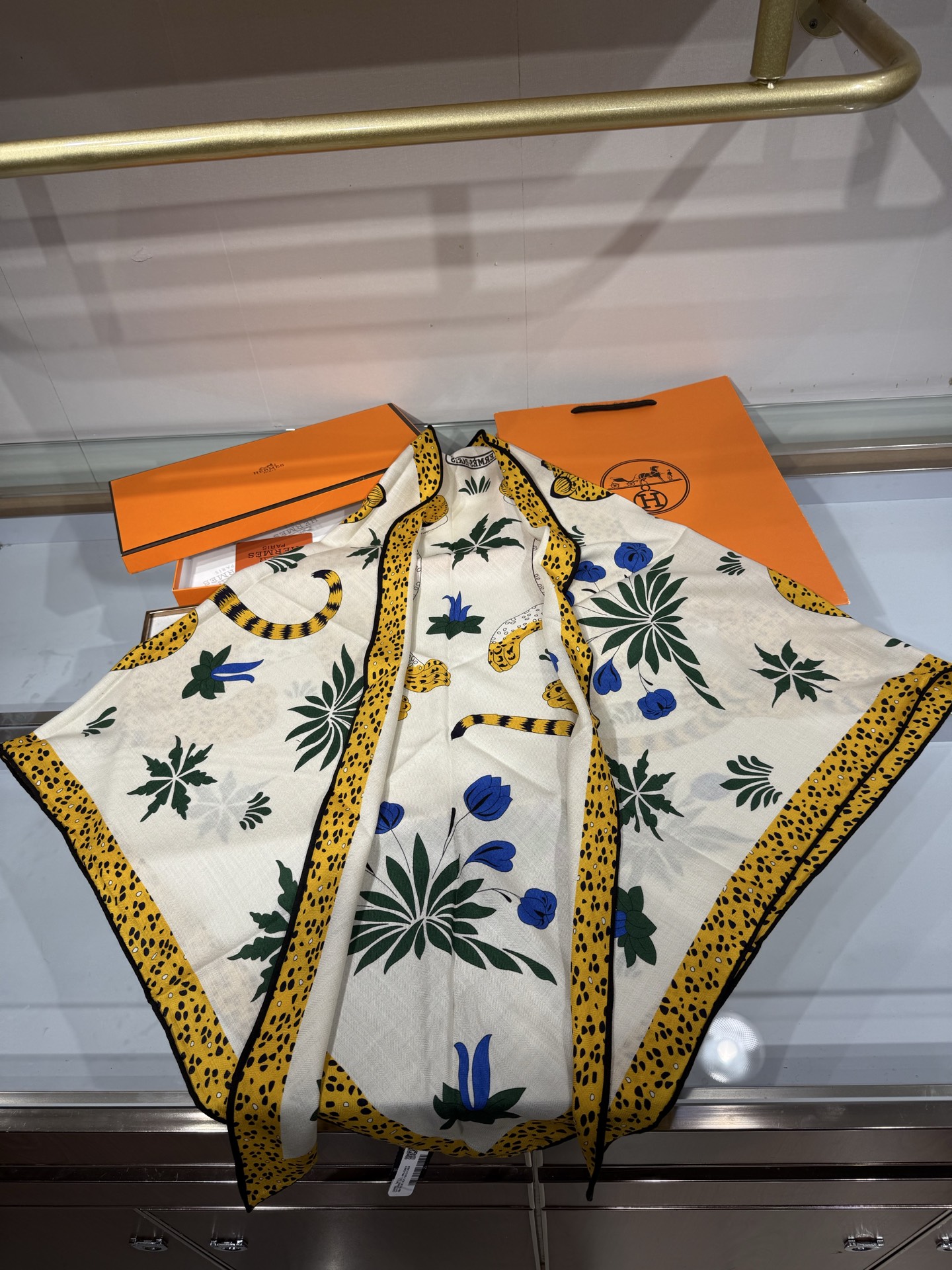🆕 💟HERMES/2026❤️New三角形尺寸，非常好搭配衣服，手工卷边,70%羊绒+30%真丝材质混纺面料柔软细腻，