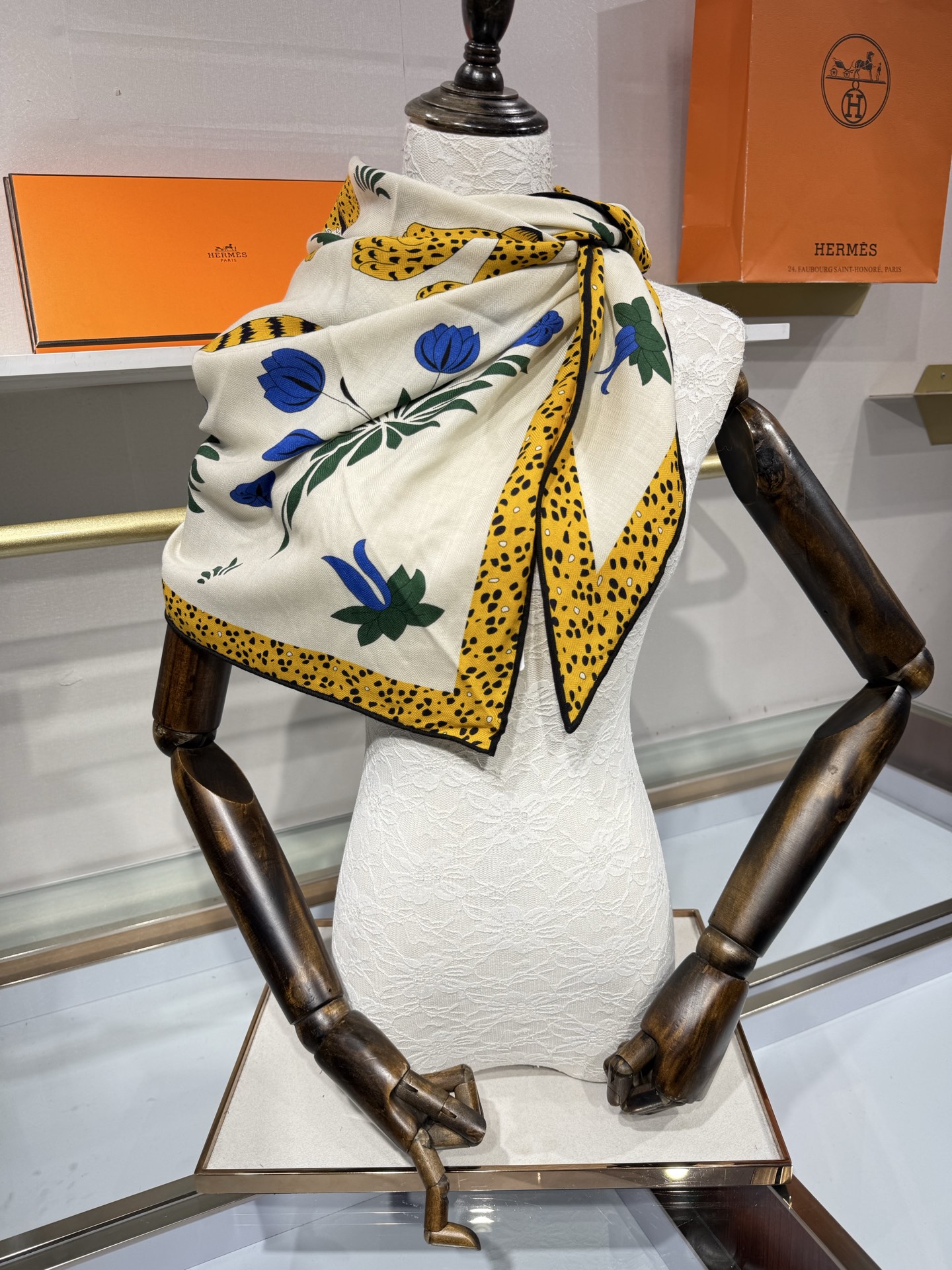 🆕 💟HERMES/2026❤️New三角形尺寸，非常好搭配衣服，手工卷边,70%羊绒+30%真丝材质混纺面料柔软细腻，