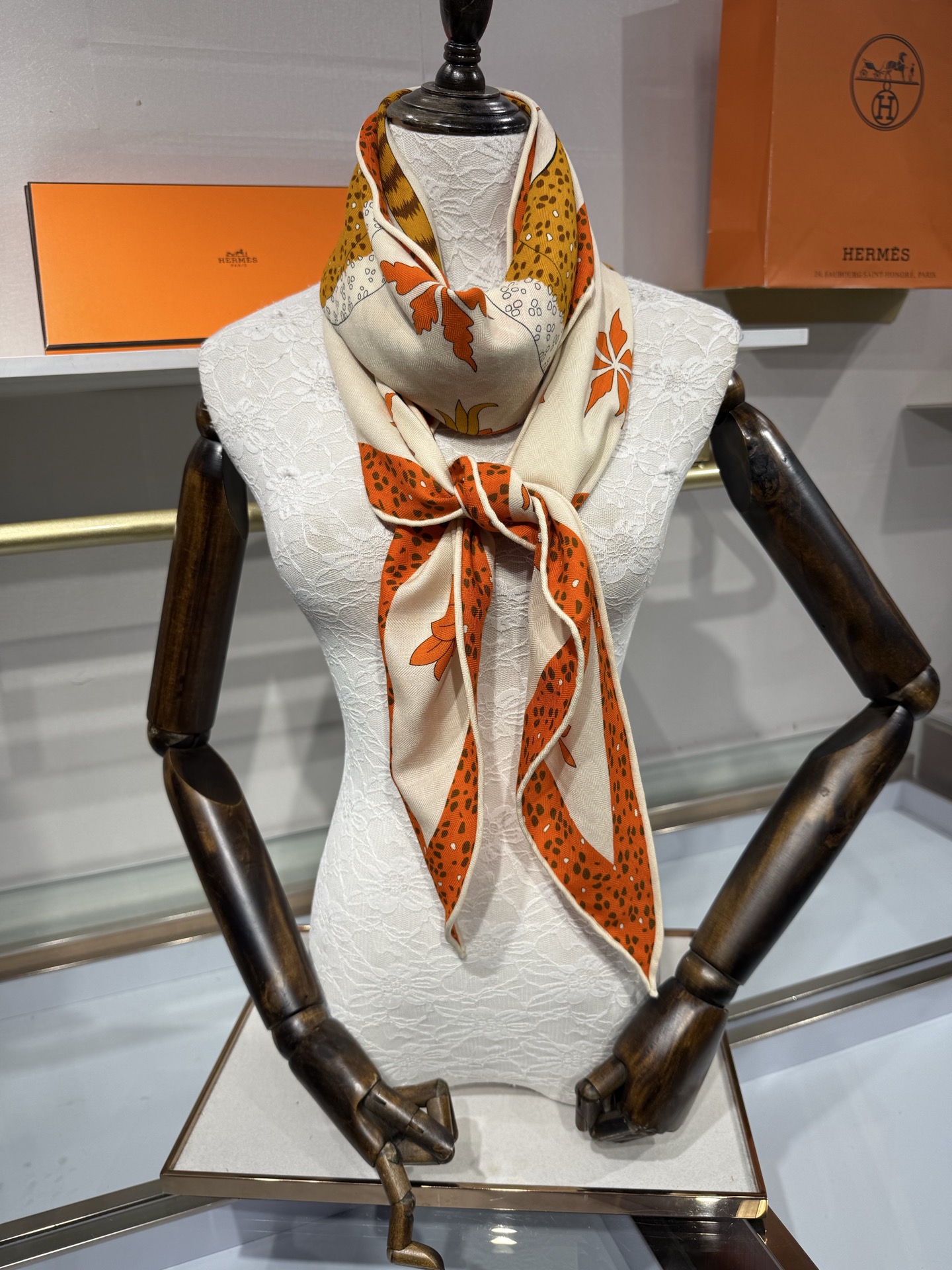 🆕 💟HERMES/2026❤️New三角形尺寸，非常好搭配衣服，手工卷边,70%羊绒+30%真丝材质混纺面料柔软细腻，