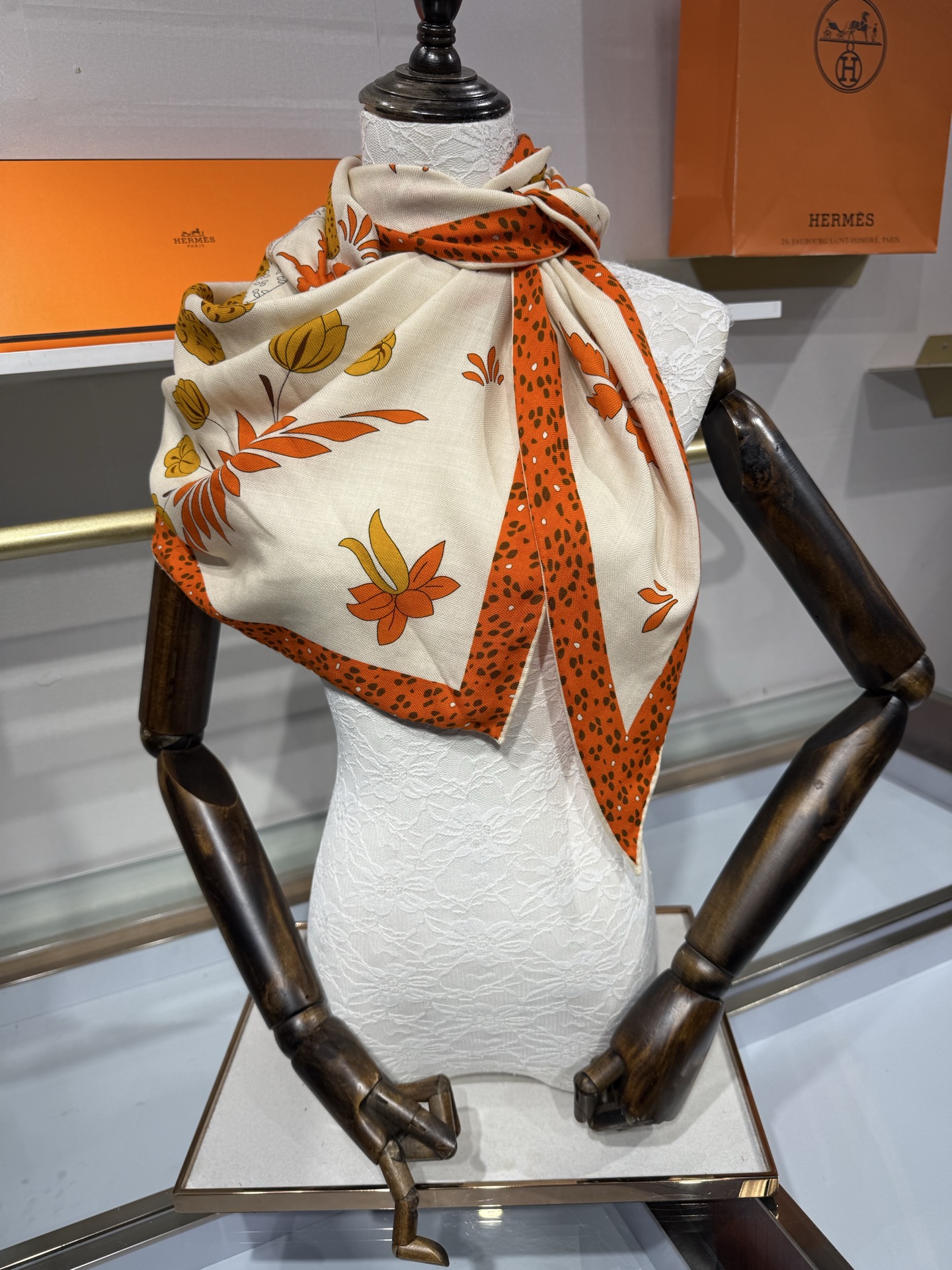 🆕 💟HERMES/2026❤️New三角形尺寸，非常好搭配衣服，手工卷边,70%羊绒+30%真丝材质混纺面料柔软细腻，