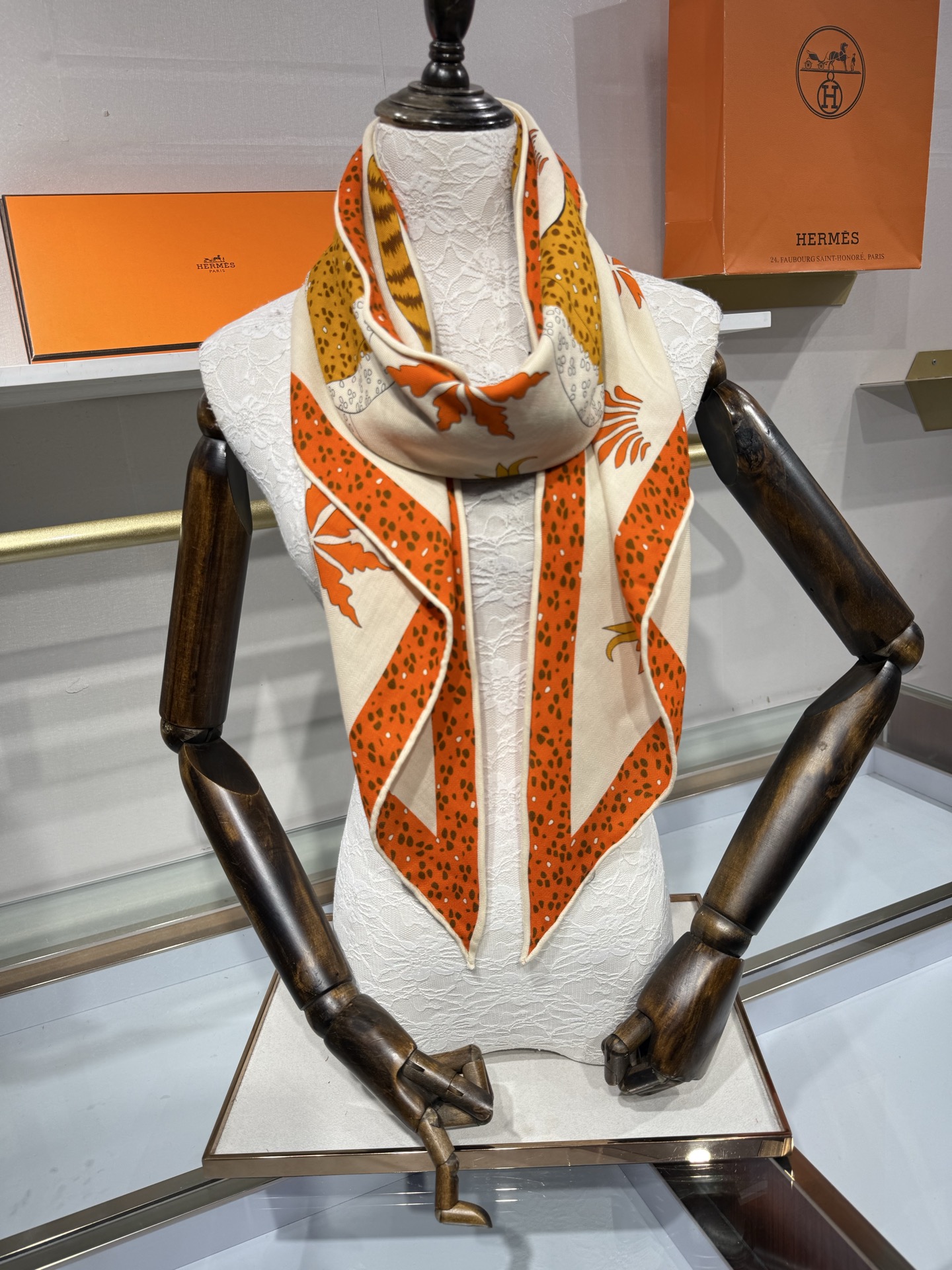 🆕 💟HERMES/2026❤️New三角形尺寸，非常好搭配衣服，手工卷边,70%羊绒+30%真丝材质混纺面料柔软细腻，