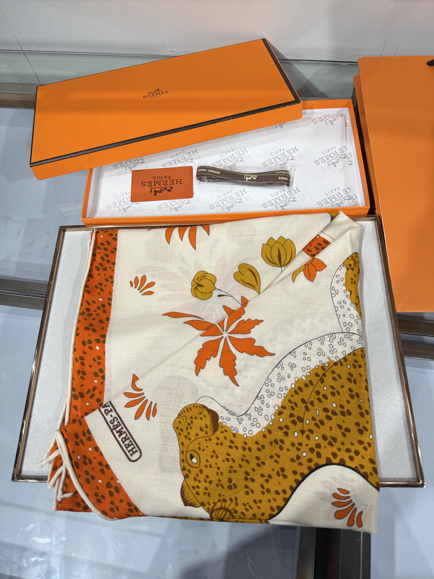 🆕 💟HERMES/2026❤️New三角形尺寸，非常好搭配衣服，手工卷边,70%羊绒+30%真丝材质混纺面料柔软细腻，