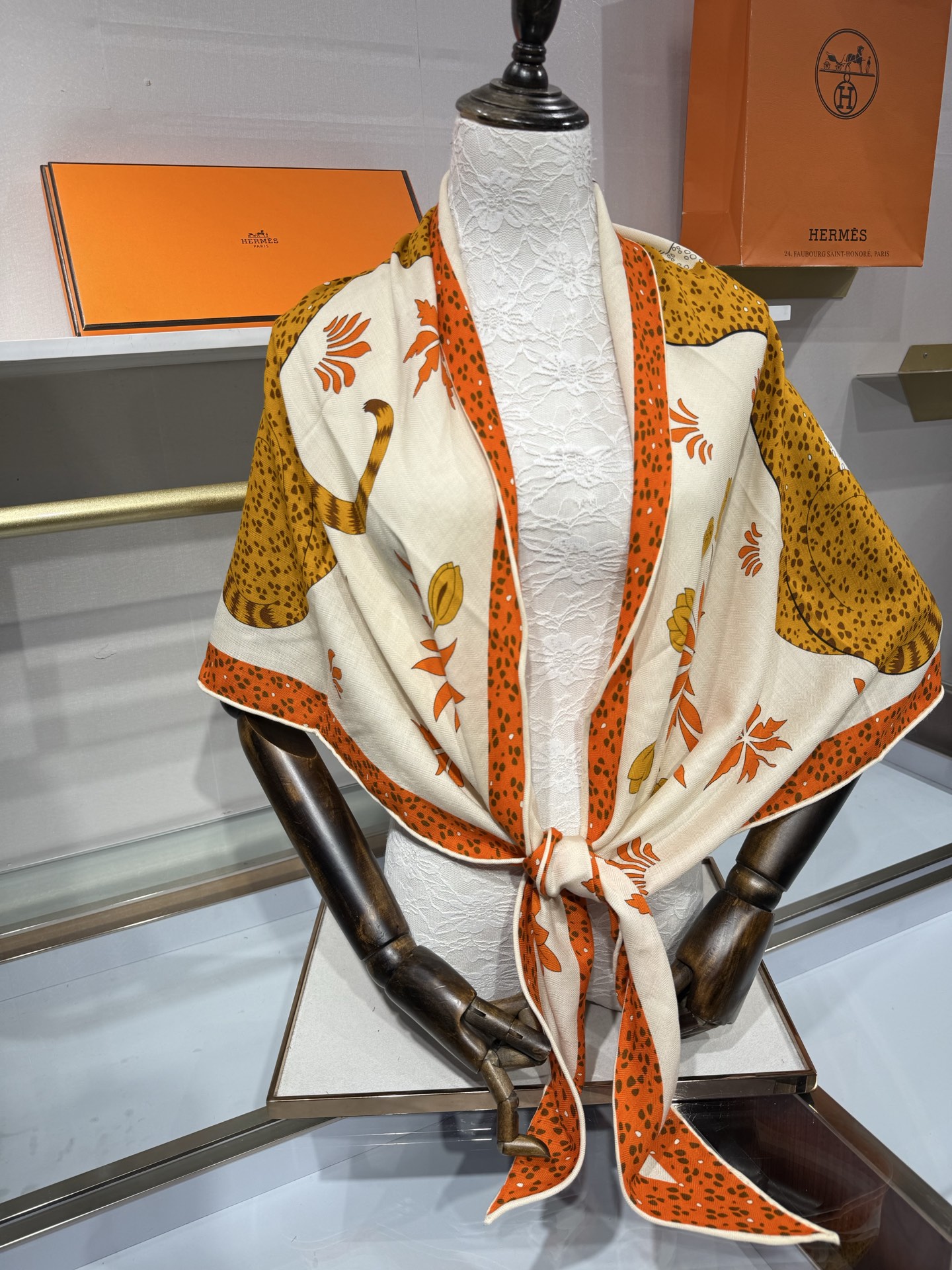 🆕 💟HERMES/2026❤️New三角形尺寸，非常好搭配衣服，手工卷边,70%羊绒+30%真丝材质混纺面料柔软细腻，