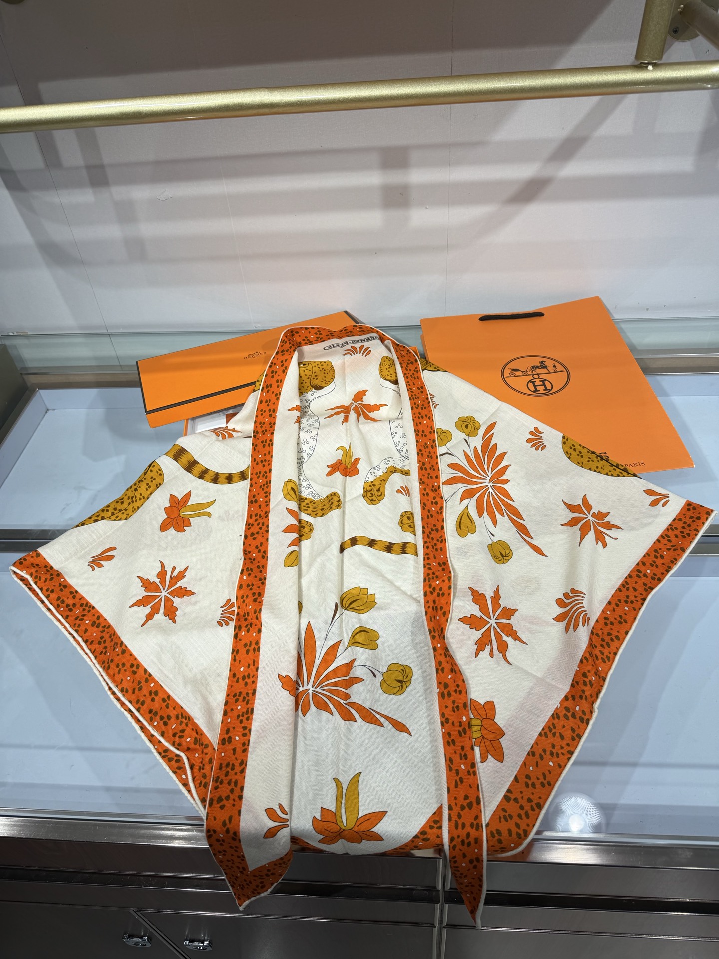 🆕 💟HERMES/2026❤️New三角形尺寸，非常好搭配衣服，手工卷边,70%羊绒+30%真丝材质混纺面料柔软细腻，