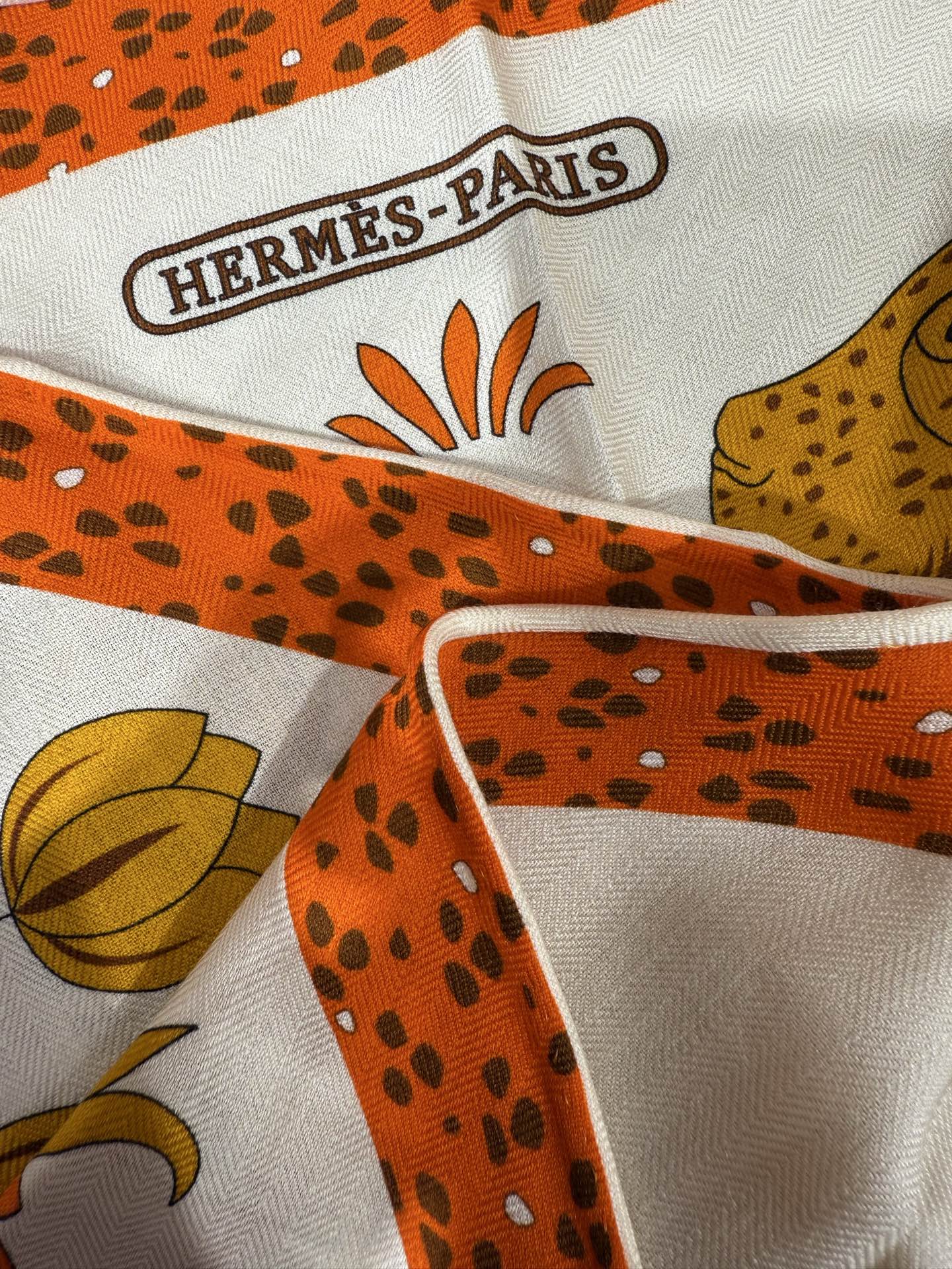 🆕 💟HERMES/2026❤️New三角形尺寸，非常好搭配衣服，手工卷边,70%羊绒+30%真丝材质混纺面料柔软细腻，