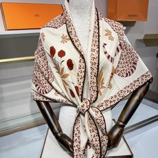🆕 💟HERMES/2026❤️New三角形尺寸,非常好搭配衣服,手工卷边,70%羊绒+30%真丝材质混纺面料柔软细腻, 🆕 💟HERMES/2026❤️New三角形尺寸,非常好搭配衣服,手工卷边,70%羊绒+30%真丝材质混纺面料柔软细腻,