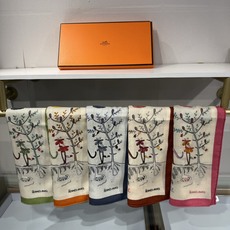 🆕 26年秋冬💞上新🆕140丝绒方巾双面同色 手工卷边丝绒方巾(30%真丝70%羊绒) 这款披肩的经典单品展现强大而迷 🆕 26年秋冬💞上新🆕140丝绒方巾双面同色 手工卷边丝绒方巾(30%真丝70%羊绒) 这款披肩的经典单品展现强大而迷