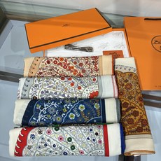 💟💞上新🆕140丝绒方巾双面同色 手工卷边丝毛方巾(30%真丝70%羊绒) 这款披肩的经典单品展现强大而迷人的女性魅力精 💟💞上新🆕140丝绒方巾双面同色 手工卷边丝毛方巾(30%真丝70%羊绒) 这款披肩的经典单品展现强大而迷人的女性魅力精