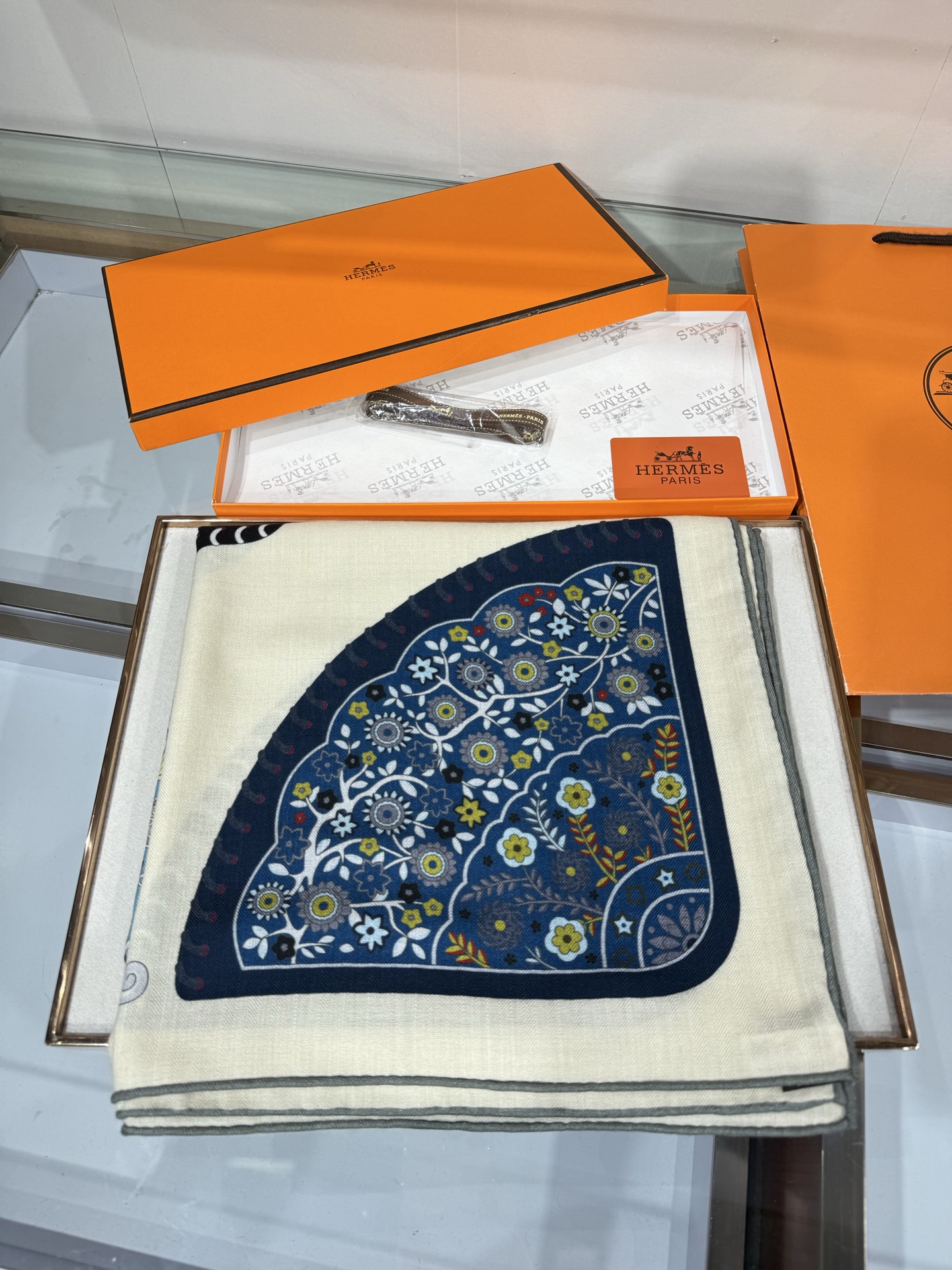 💟💞上新🆕140丝绒方巾双面同色 手工卷边丝毛方巾（30%真丝70%羊绒) 这款披肩的经典单品展现强大而迷人的女性魅力精
