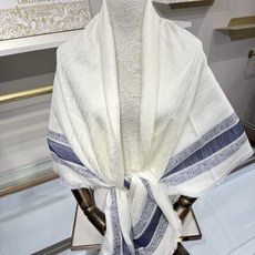 💟26年秋冬新款Dior Oblique 老花披肩双面Oblique老花提花,米白底色+海军蓝边框,四周手工流苏毛边,底 💟26年秋冬新款Dior Oblique 老花披肩双面Oblique老花提花,米白底色+海军蓝边框,四周手工流苏毛边,底