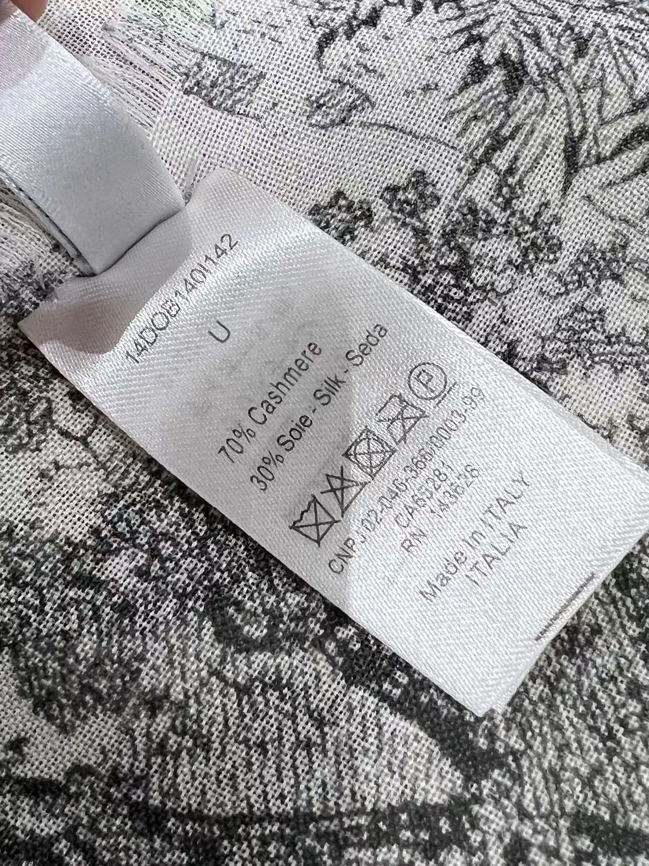 💟💕上新🆕，Dior茹伊印花图案 这款超大披肩饰以 Sauvage 茹伊印花，全新演绎 Dior 经典图案。采用象牙色和