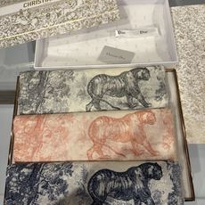 💟💕上新🆕,Dior茹伊印花图案 这款超大披肩饰以 Sauvage 茹伊印花,全新演绎 Dior 经典图案。采用象牙色和 💟💕上新🆕,Dior茹伊印花图案 这款超大披肩饰以 Sauvage 茹伊印花,全新演绎 Dior 经典图案。采用象牙色和