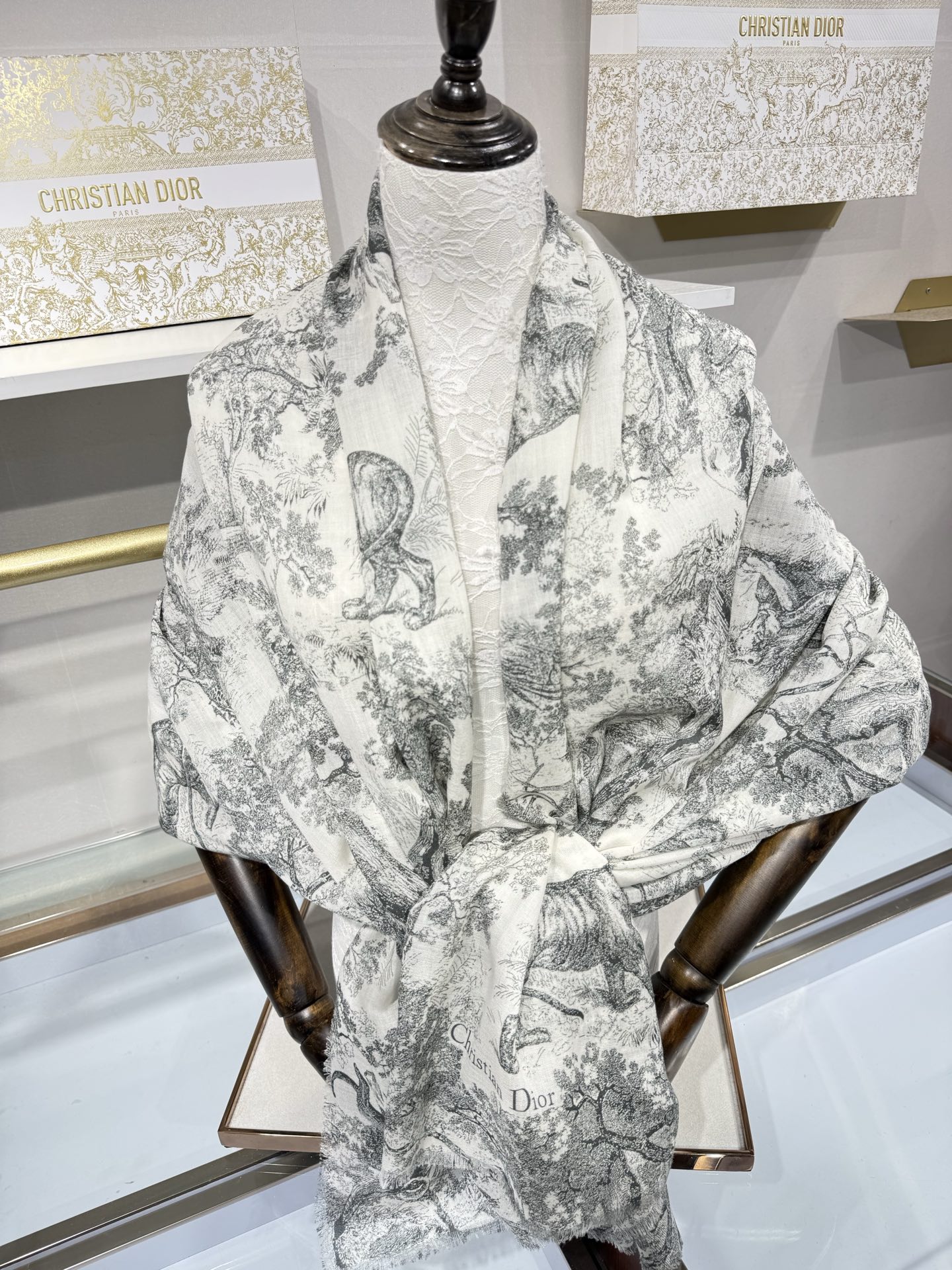 💟💕上新🆕，Dior茹伊印花图案 这款超大披肩饰以 Sauvage 茹伊印花，全新演绎 Dior 经典图案。采用象牙色和