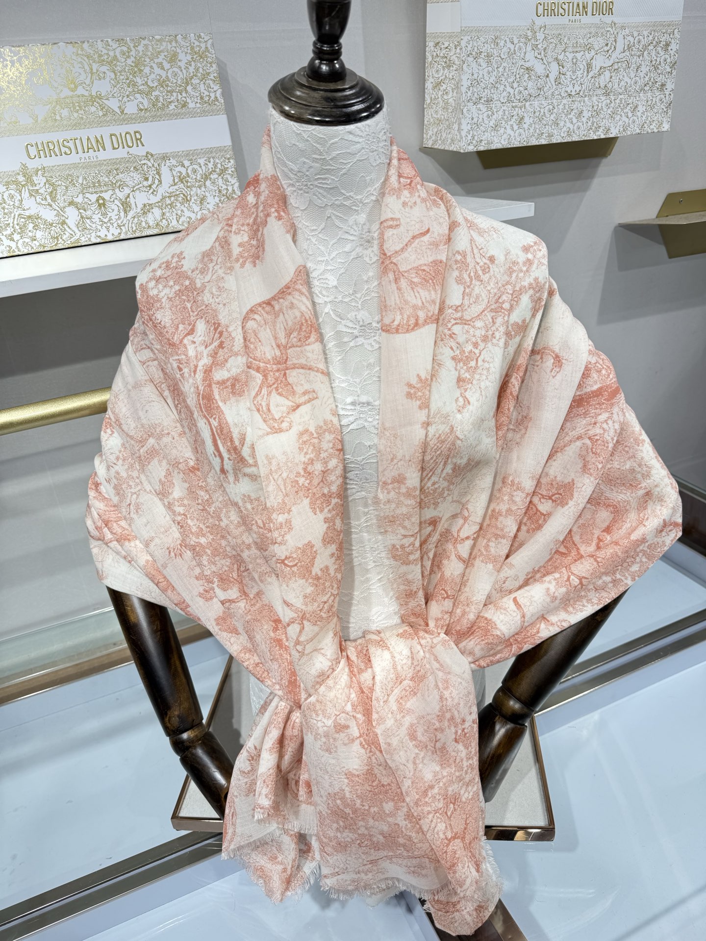 💟💕上新🆕，Dior茹伊印花图案 这款超大披肩饰以 Sauvage 茹伊印花，全新演绎 Dior 经典图案。采用象牙色和