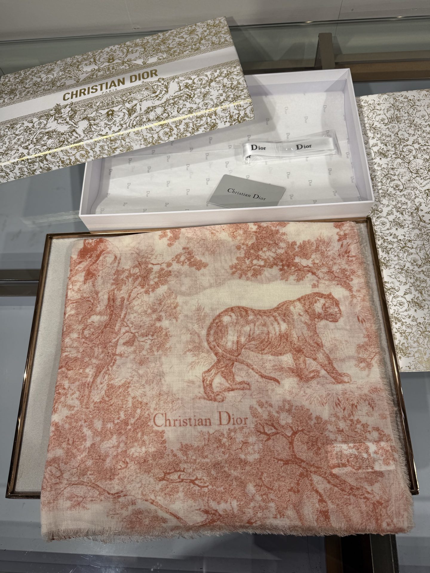 💟💕上新🆕，Dior茹伊印花图案 这款超大披肩饰以 Sauvage 茹伊印花，全新演绎 Dior 经典图案。采用象牙色和