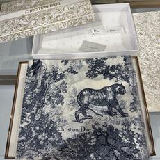 💟💕上新🆕,Dior茹伊印花图案 这款超大披肩饰以 Sauvage 茹伊印花,全新演绎 Dior 经典图案。采用象牙色和 💟💕上新🆕,Dior茹伊印花图案 这款超大披肩饰以 Sauvage 茹伊印花,全新演绎 Dior 经典图案。采用象牙色和