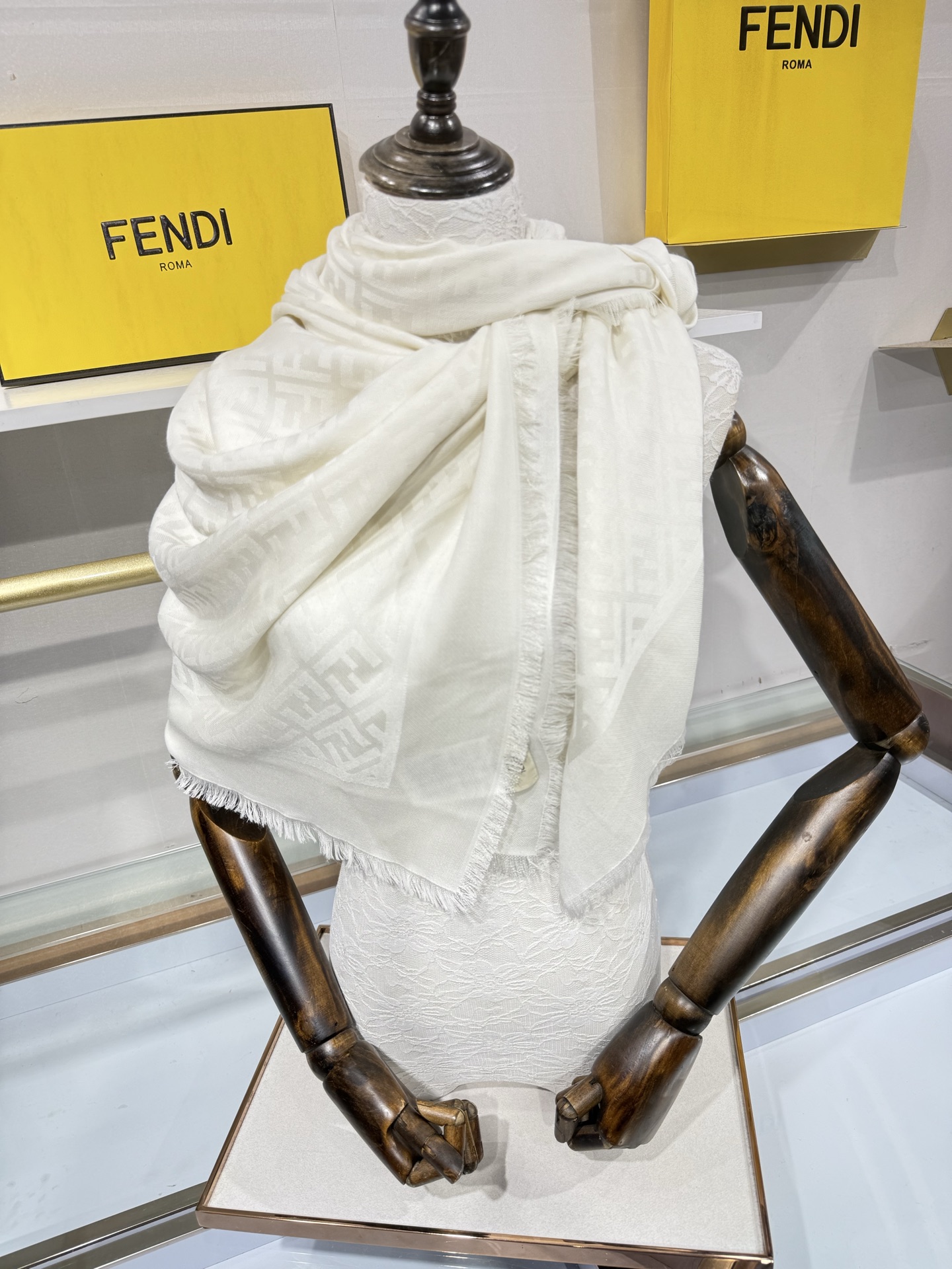 💟诠释什么叫高端顶奢产品~羊绒+羊毛方巾Fendi 卓尔不凡,高级有气场!!】非常抬人!永远加分的F秋冬单品!各种穿衣 💟诠释什么叫高端顶奢产品~羊绒+羊毛方巾Fendi 卓尔不凡,高级有气场!!】非常抬人!永远加分的F秋冬单品!各种穿衣