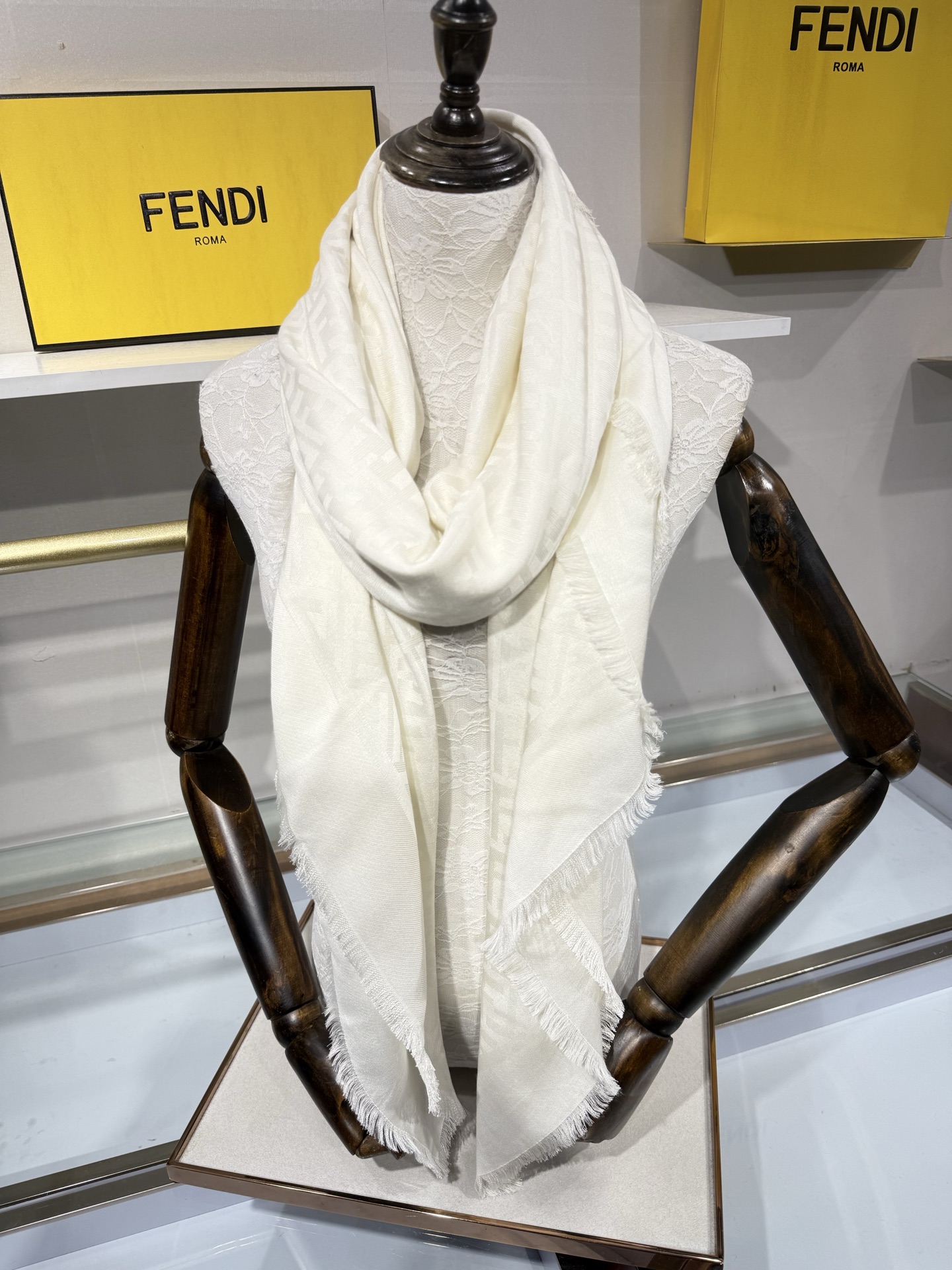 💟诠释什么叫高端顶奢产品~羊绒+羊毛方巾Fendi 卓尔不凡,高级有气场!!】非常抬人!永远加分的F秋冬单品!各种穿衣 💟诠释什么叫高端顶奢产品~羊绒+羊毛方巾Fendi 卓尔不凡,高级有气场!!】非常抬人!永远加分的F秋冬单品!各种穿衣