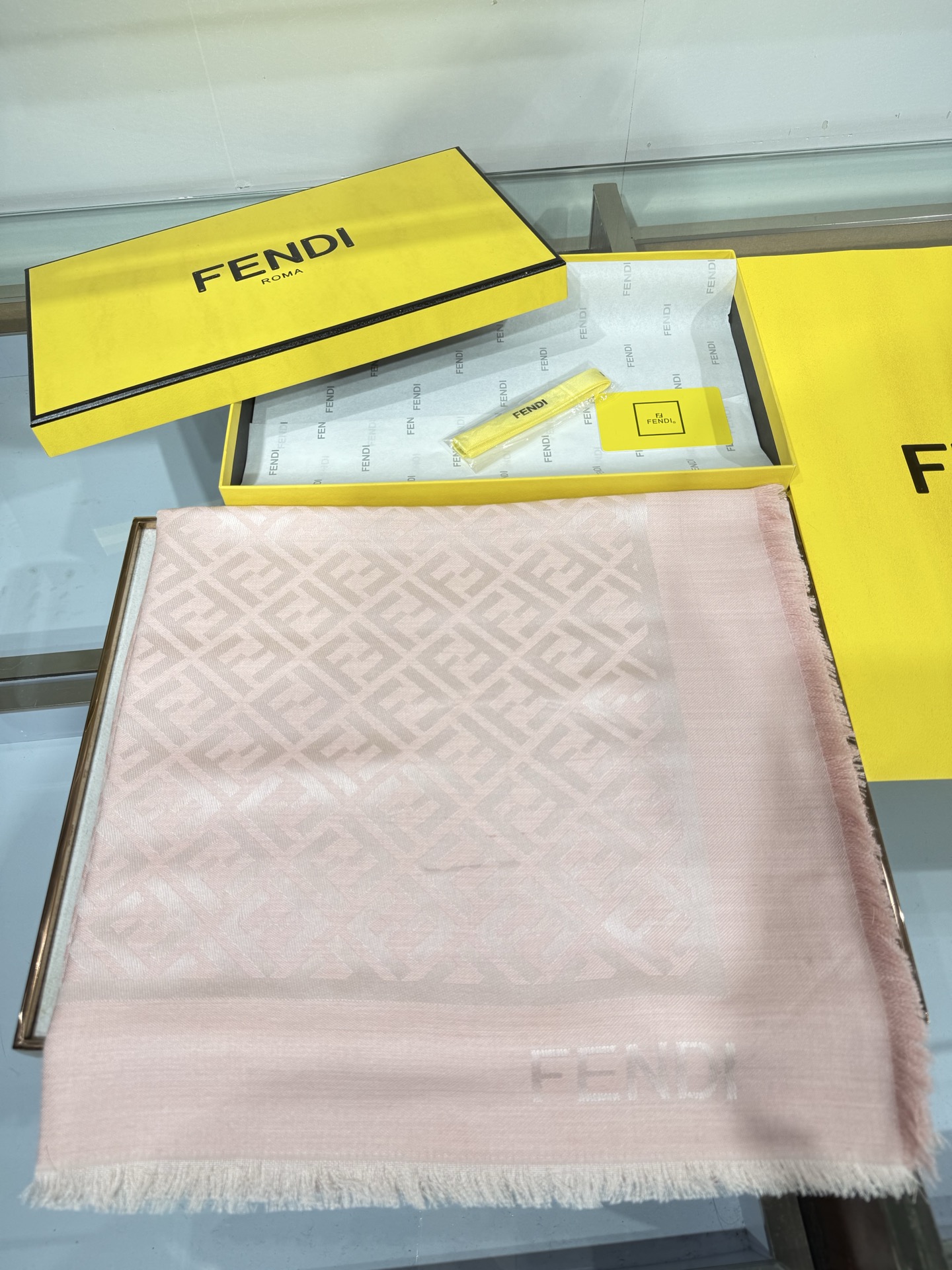 💟诠释什么叫高端顶奢产品~羊绒+羊毛方巾Fendi 卓尔不凡,高级有气场!!】非常抬人!永远加分的F秋冬单品!各种穿衣 💟诠释什么叫高端顶奢产品~羊绒+羊毛方巾Fendi 卓尔不凡,高级有气场!!】非常抬人!永远加分的F秋冬单品!各种穿衣