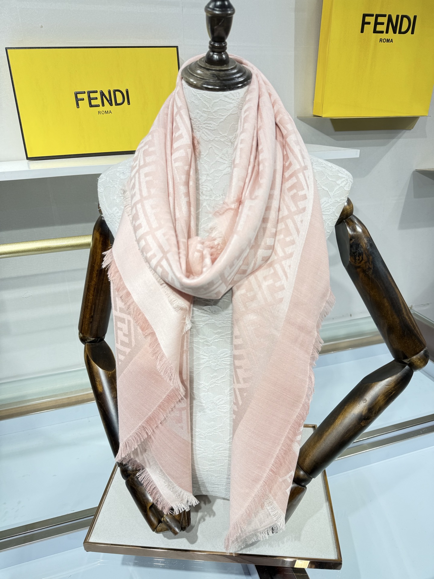 💟诠释什么叫高端顶奢产品~羊绒+羊毛方巾Fendi 卓尔不凡,高级有气场!!】非常抬人!永远加分的F秋冬单品!各种穿衣 💟诠释什么叫高端顶奢产品~羊绒+羊毛方巾Fendi 卓尔不凡,高级有气场!!】非常抬人!永远加分的F秋冬单品!各种穿衣