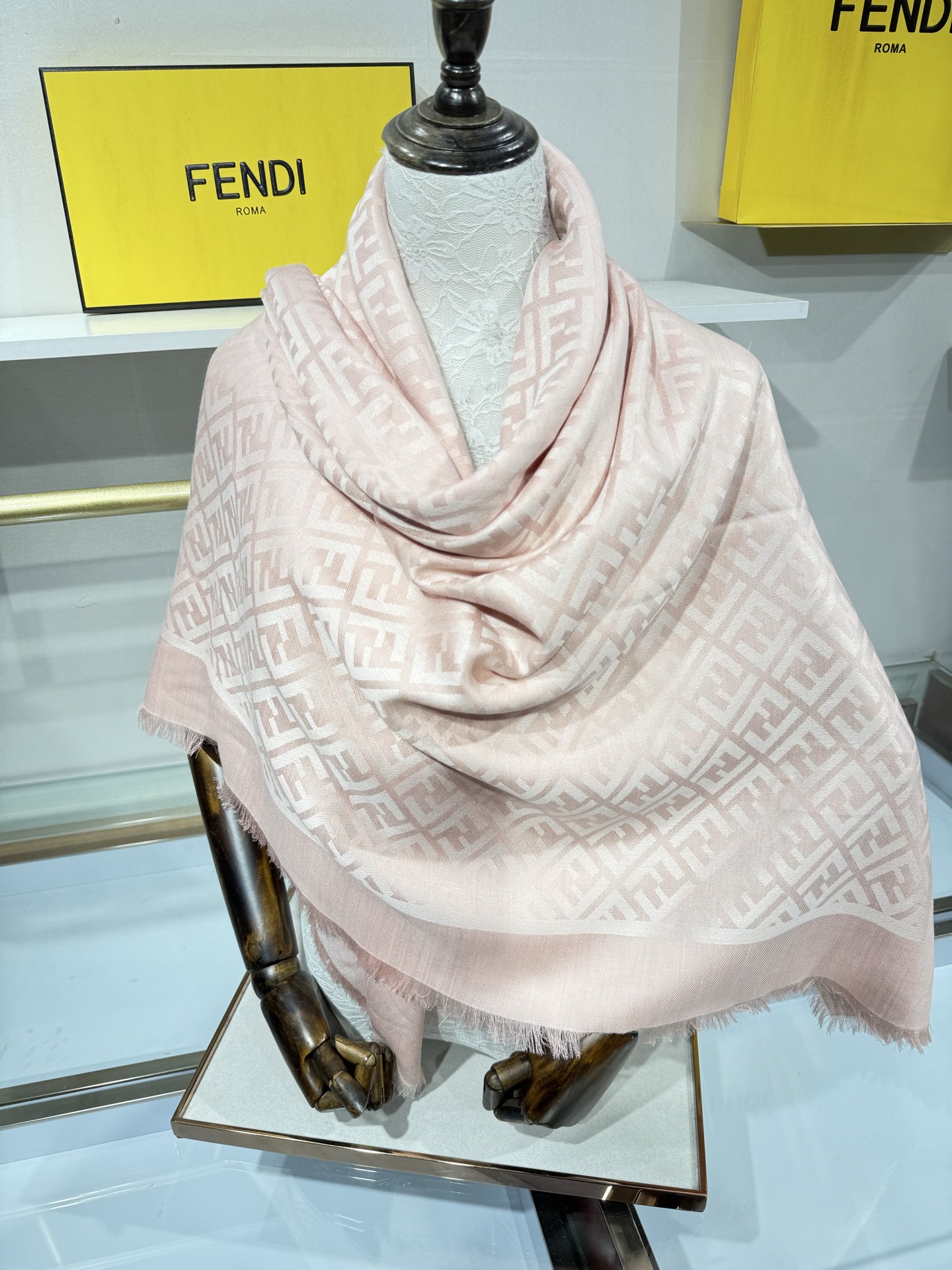 💟诠释什么叫高端顶奢产品~羊绒+羊毛方巾Fendi 卓尔不凡,高级有气场!!】非常抬人!永远加分的F秋冬单品!各种穿衣 💟诠释什么叫高端顶奢产品~羊绒+羊毛方巾Fendi 卓尔不凡,高级有气场!!】非常抬人!永远加分的F秋冬单品!各种穿衣