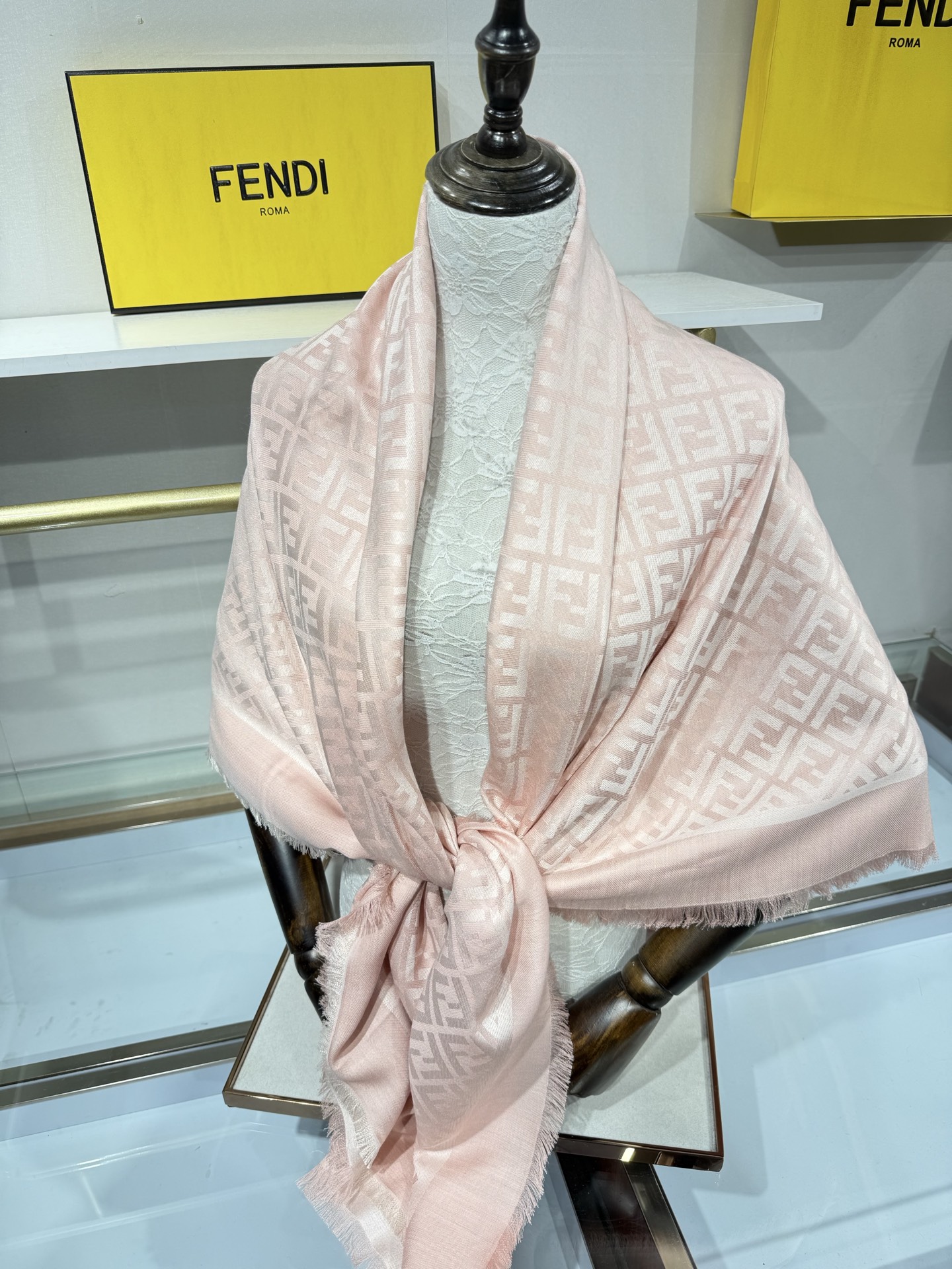 💟诠释什么叫高端顶奢产品~羊绒+羊毛方巾Fendi 卓尔不凡,高级有气场!!】非常抬人!永远加分的F秋冬单品!各种穿衣 💟诠释什么叫高端顶奢产品~羊绒+羊毛方巾Fendi 卓尔不凡,高级有气场!!】非常抬人!永远加分的F秋冬单品!各种穿衣