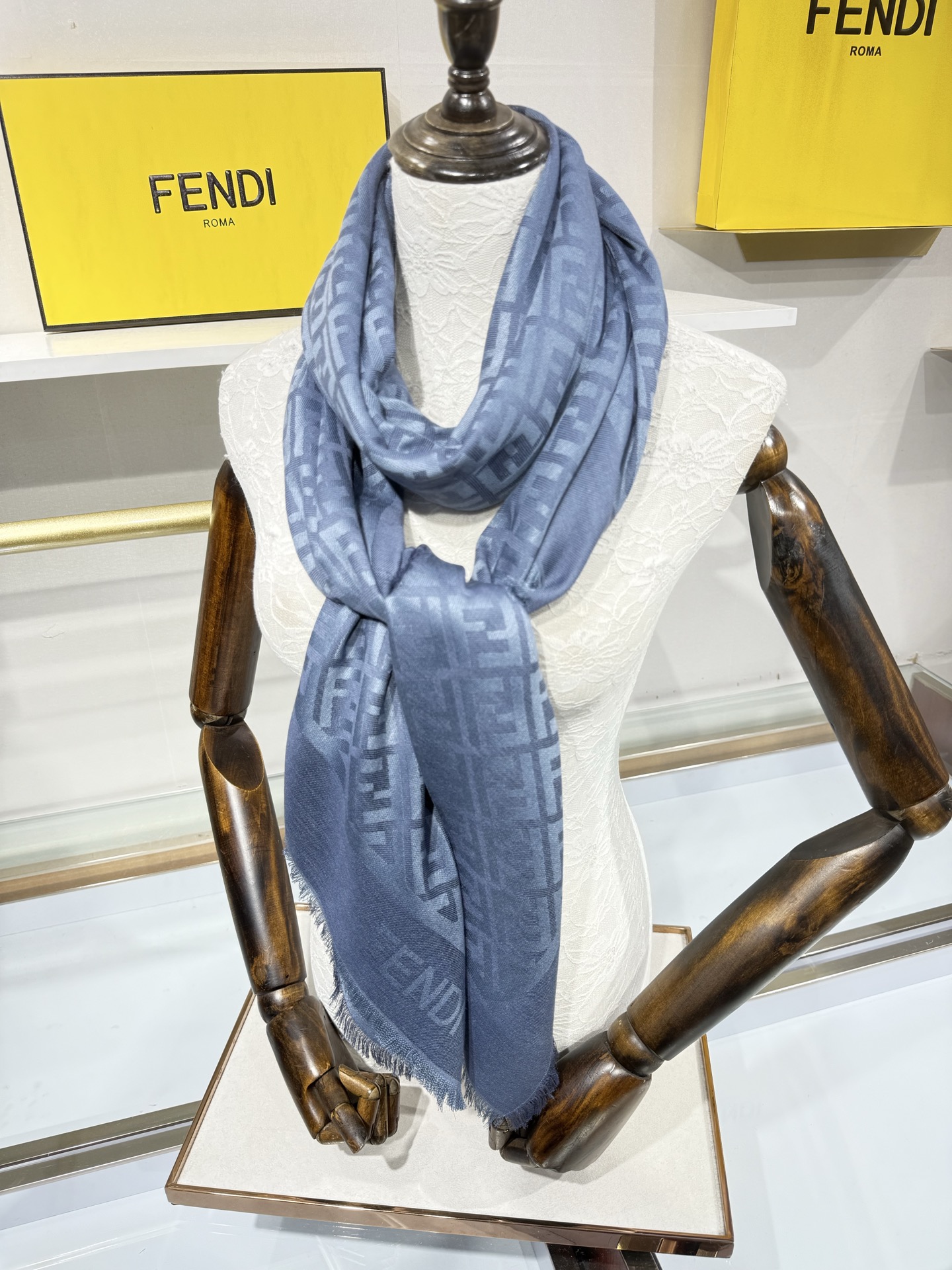 💟诠释什么叫高端顶奢产品~羊绒+羊毛方巾Fendi 卓尔不凡,高级有气场!!】非常抬人!永远加分的F秋冬单品!各种穿衣 💟诠释什么叫高端顶奢产品~羊绒+羊毛方巾Fendi 卓尔不凡,高级有气场!!】非常抬人!永远加分的F秋冬单品!各种穿衣