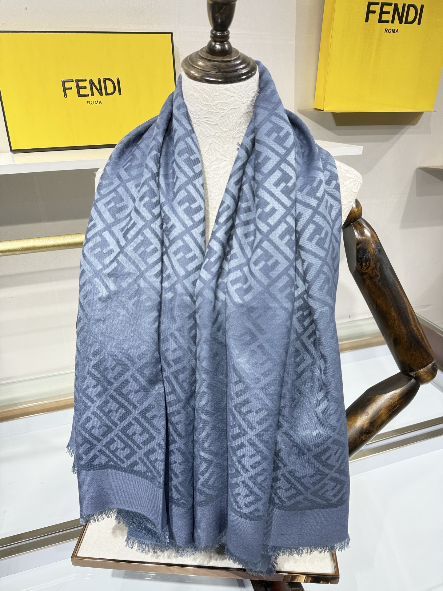 💟诠释什么叫高端顶奢产品~羊绒+羊毛方巾Fendi 卓尔不凡,高级有气场!!】非常抬人!永远加分的F秋冬单品!各种穿衣 💟诠释什么叫高端顶奢产品~羊绒+羊毛方巾Fendi 卓尔不凡,高级有气场!!】非常抬人!永远加分的F秋冬单品!各种穿衣