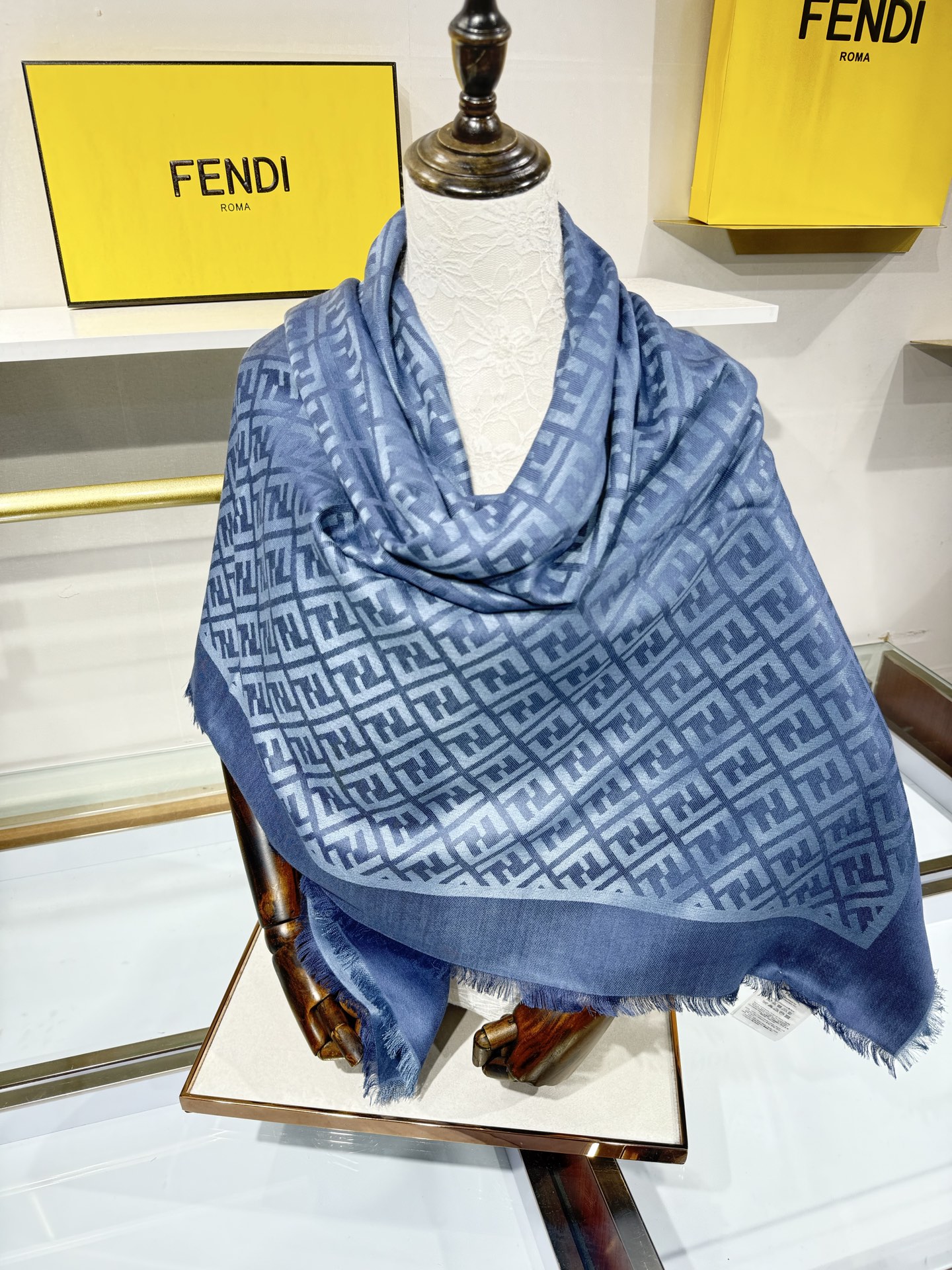 💟诠释什么叫高端顶奢产品~羊绒+羊毛方巾Fendi 卓尔不凡,高级有气场!!】非常抬人!永远加分的F秋冬单品!各种穿衣 💟诠释什么叫高端顶奢产品~羊绒+羊毛方巾Fendi 卓尔不凡,高级有气场!!】非常抬人!永远加分的F秋冬单品!各种穿衣