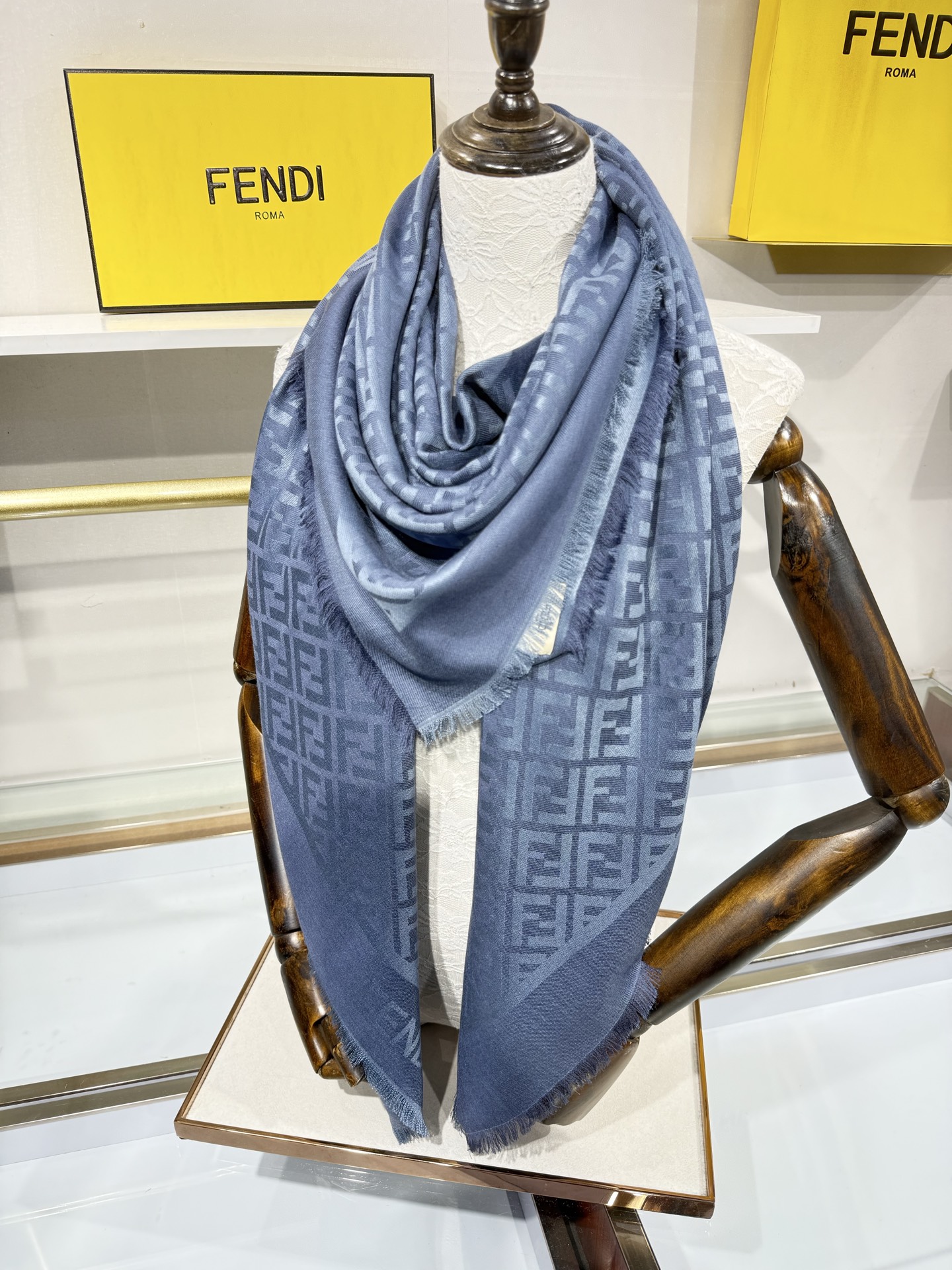 💟诠释什么叫高端顶奢产品~羊绒+羊毛方巾Fendi 卓尔不凡,高级有气场!!】非常抬人!永远加分的F秋冬单品!各种穿衣 💟诠释什么叫高端顶奢产品~羊绒+羊毛方巾Fendi 卓尔不凡,高级有气场!!】非常抬人!永远加分的F秋冬单品!各种穿衣
