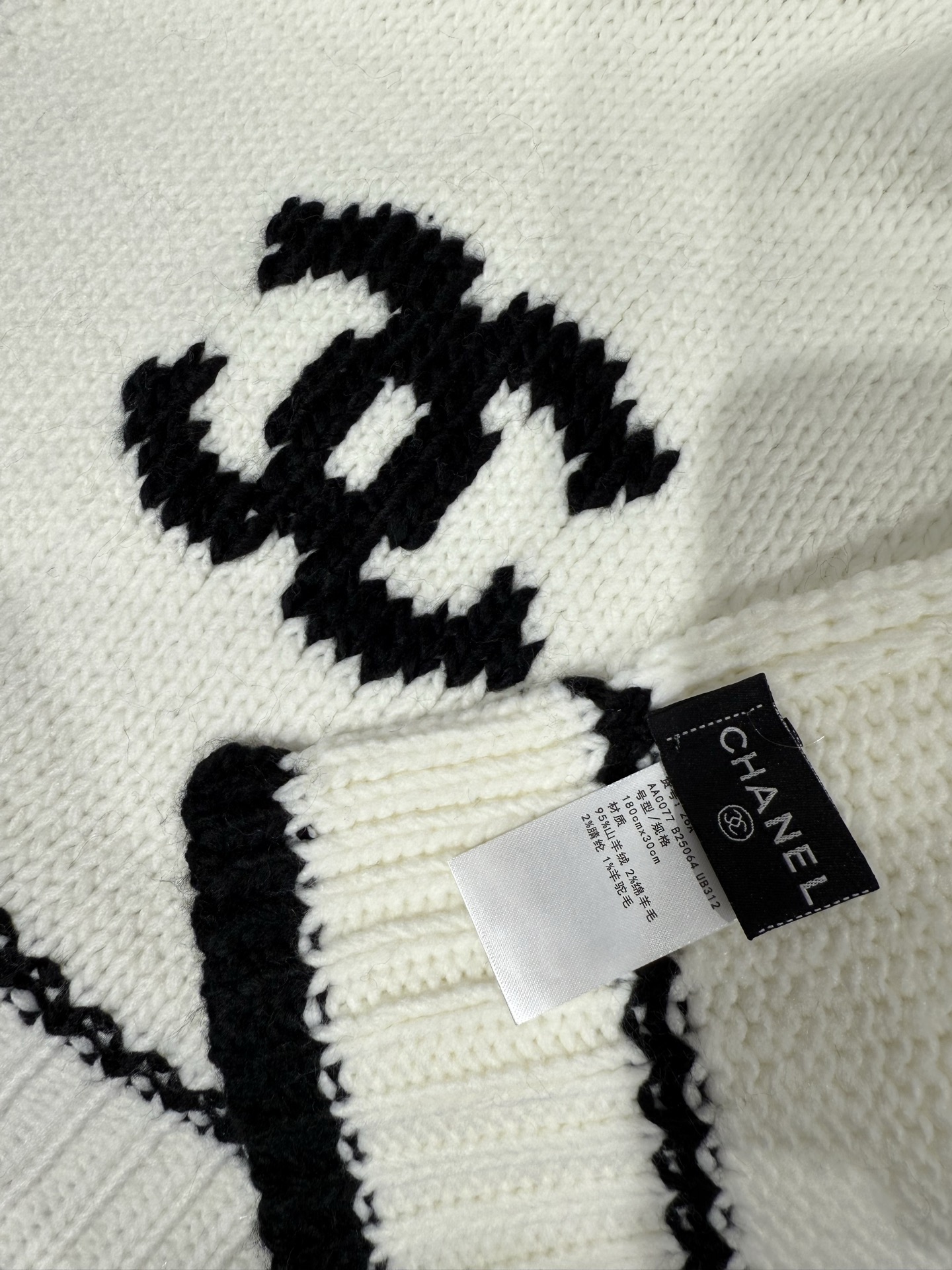 💟CHANEL 26B针织围巾，黑底白双C大logo，两端白撞色条纹边，粗棒针织肌理，手感软糯蓬松，保暖性强，尺寸：约1