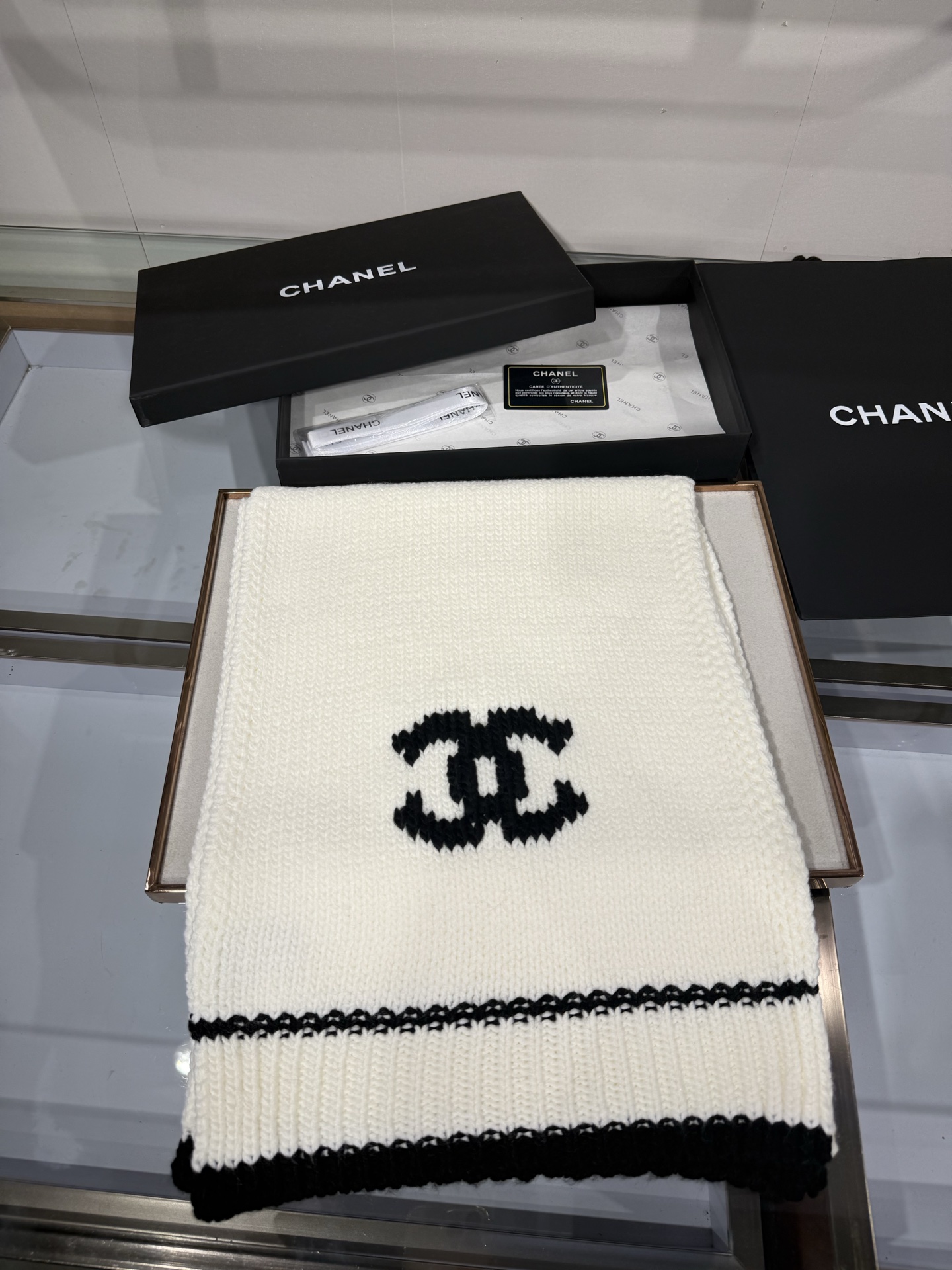 💟CHANEL 26B针织围巾，黑底白双C大logo，两端白撞色条纹边，粗棒针织肌理，手感软糯蓬松，保暖性强，尺寸：约1