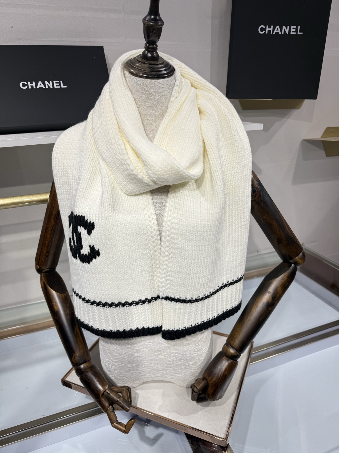💟CHANEL 26B针织围巾，黑底白双C大logo，两端白撞色条纹边，粗棒针织肌理，手感软糯蓬松，保暖性强，尺寸：约1
