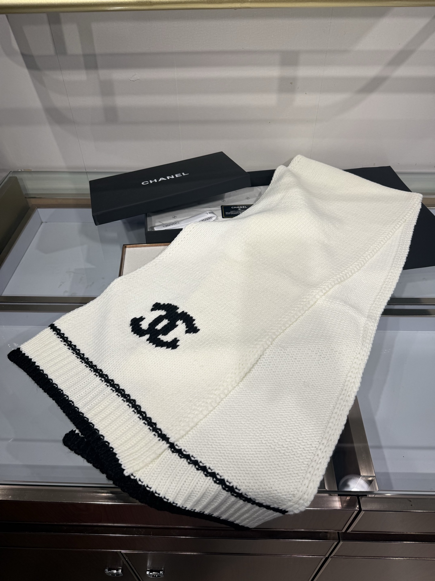 💟CHANEL 26B针织围巾，黑底白双C大logo，两端白撞色条纹边，粗棒针织肌理，手感软糯蓬松，保暖性强，尺寸：约1