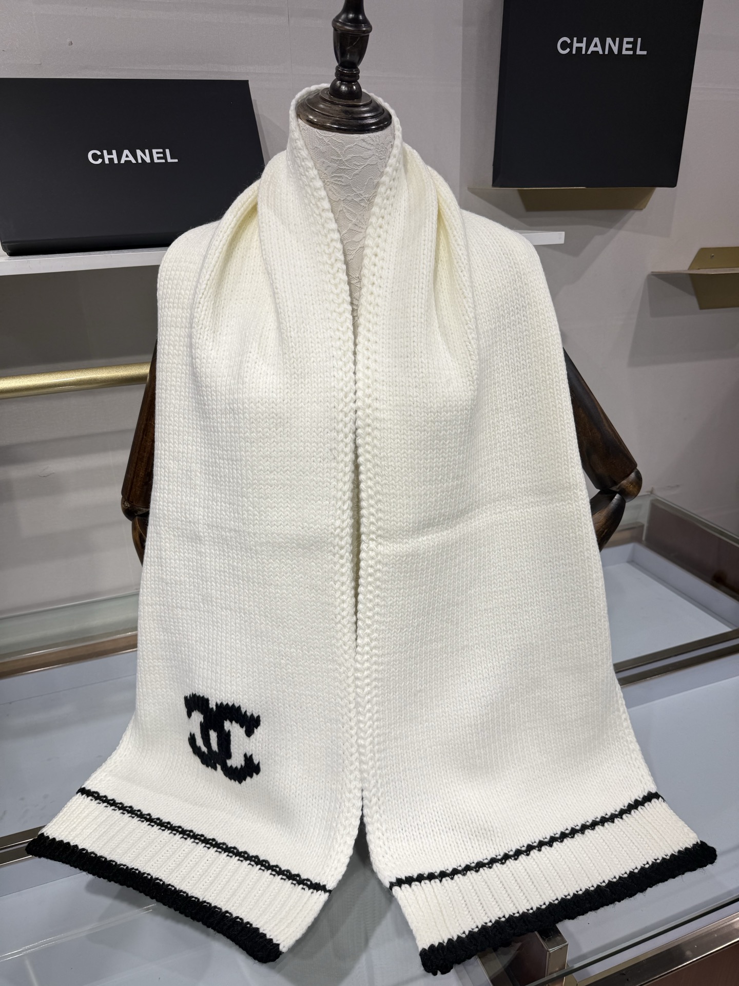 💟CHANEL 26B针织围巾，黑底白双C大logo，两端白撞色条纹边，粗棒针织肌理，手感软糯蓬松，保暖性强，尺寸：约1