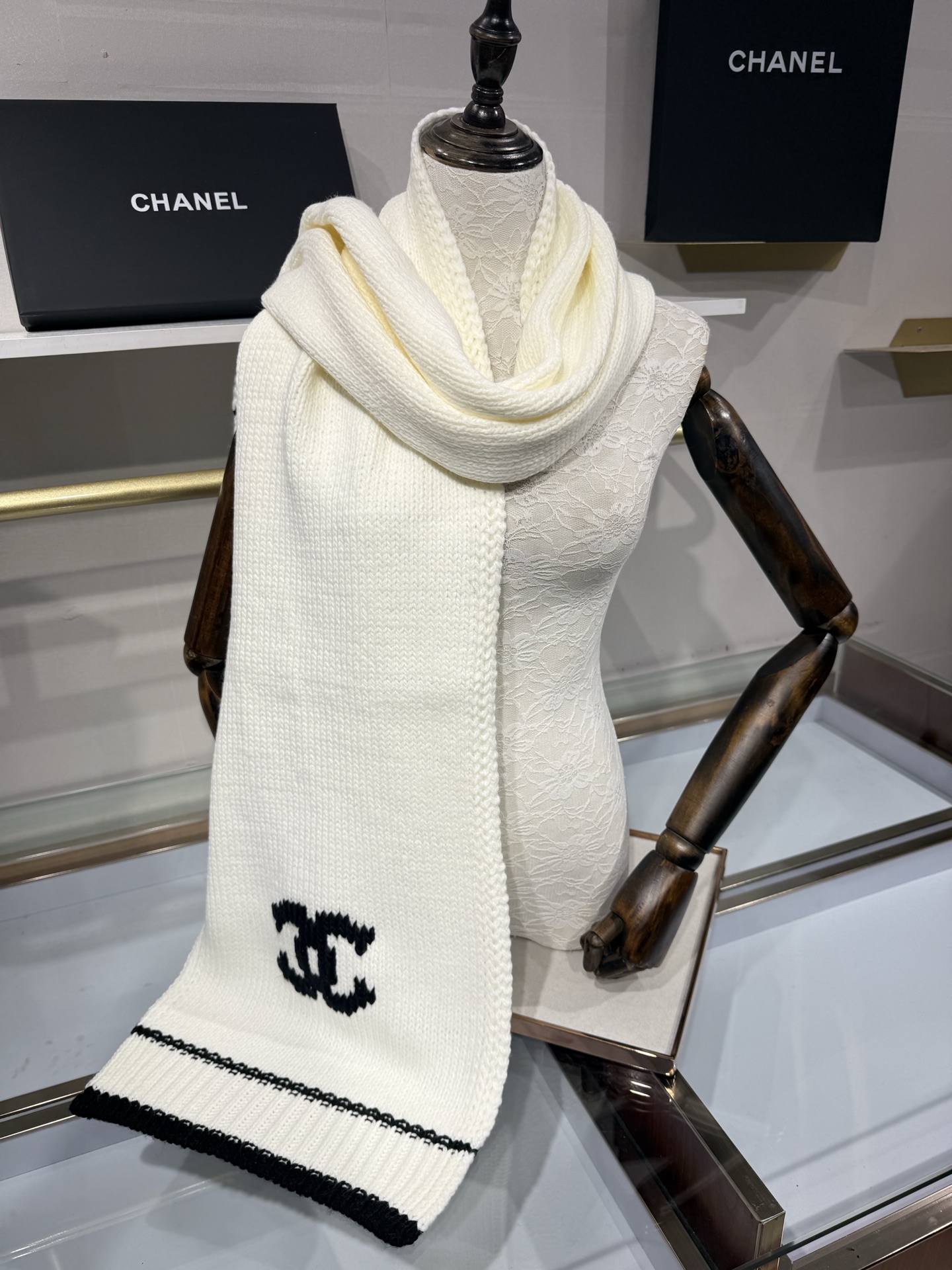 💟CHANEL 26B针织围巾，黑底白双C大logo，两端白撞色条纹边，粗棒针织肌理，手感软糯蓬松，保暖性强，尺寸：约1