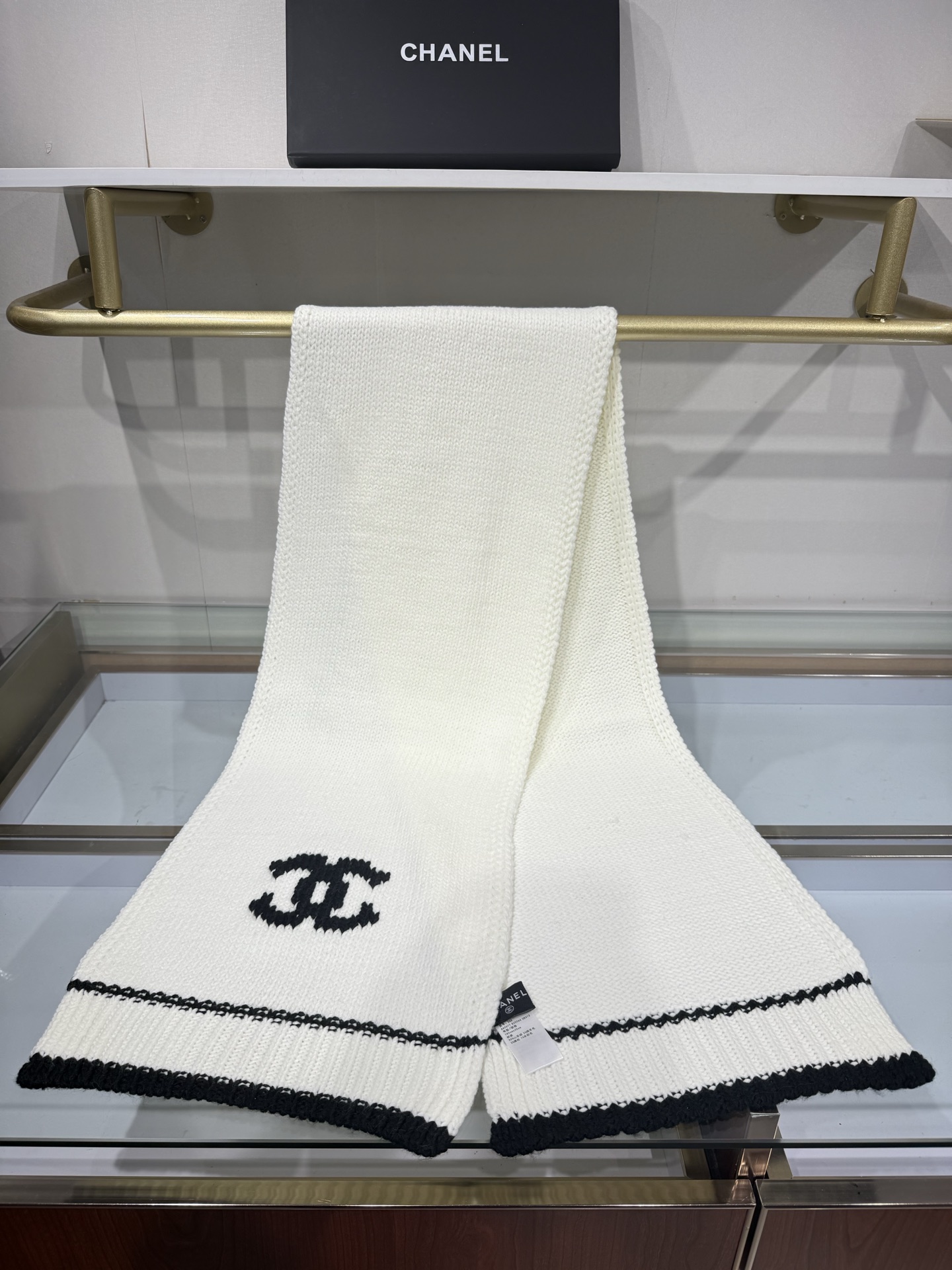 💟CHANEL 26B针织围巾，黑底白双C大logo，两端白撞色条纹边，粗棒针织肌理，手感软糯蓬松，保暖性强，尺寸：约1