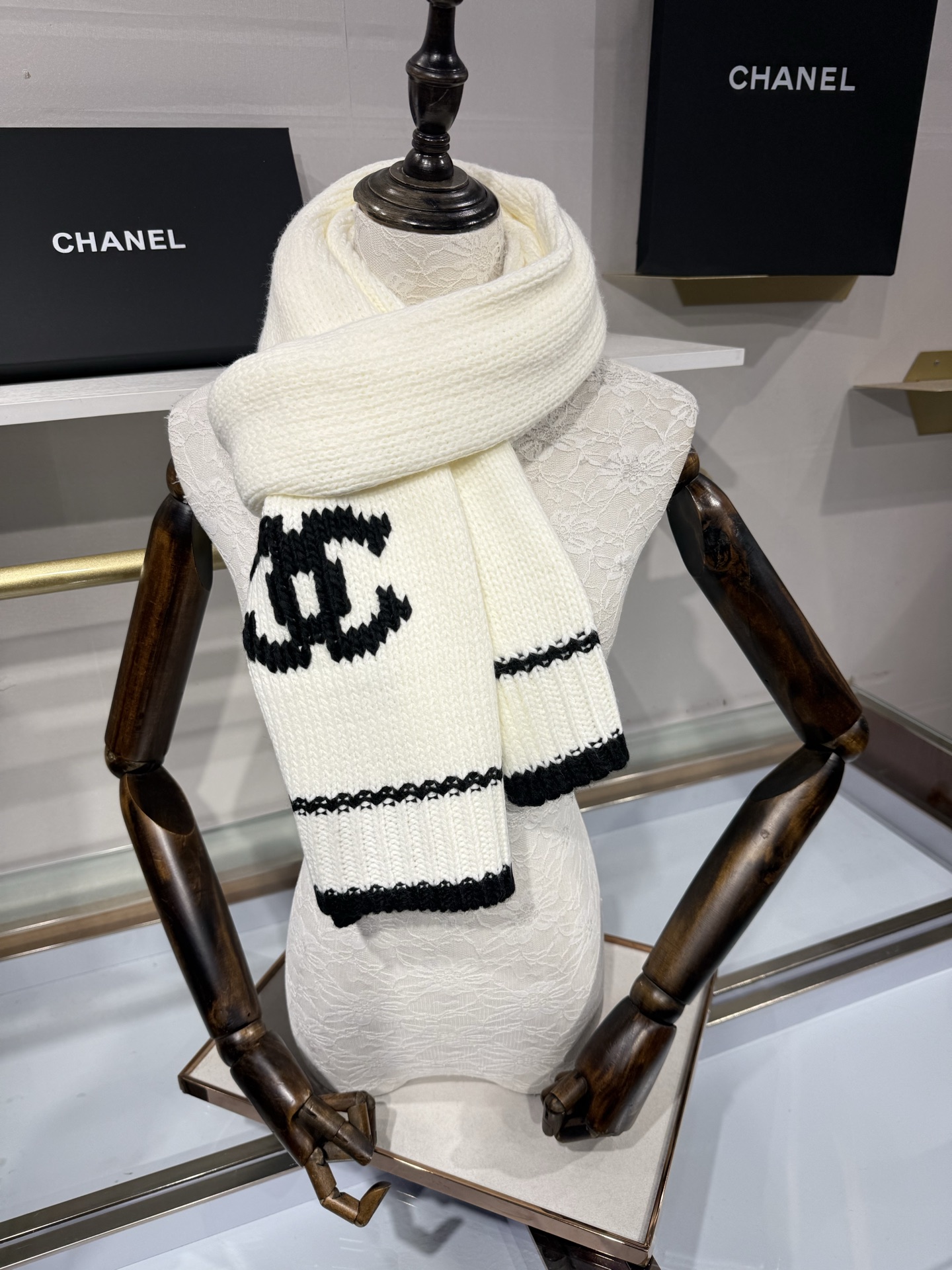 💟CHANEL 26B针织围巾，黑底白双C大logo，两端白撞色条纹边，粗棒针织肌理，手感软糯蓬松，保暖性强，尺寸：约1