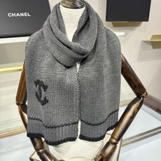 💟CHANEL 26B针织围巾,黑底白双C大logo,两端白撞色条纹边,粗棒针织肌理,手感软糯蓬松,保暖性强,尺寸:约1 💟CHANEL 26B针织围巾,黑底白双C大logo,两端白撞色条纹边,粗棒针织肌理,手感软糯蓬松,保暖性强,尺寸:约1