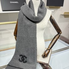 💟CHANEL 26B针织围巾,黑底白双C大logo,两端白撞色条纹边,粗棒针织肌理,手感软糯蓬松,保暖性强,尺寸:约1 💟CHANEL 26B针织围巾,黑底白双C大logo,两端白撞色条纹边,粗棒针织肌理,手感软糯蓬松,保暖性强,尺寸:约1